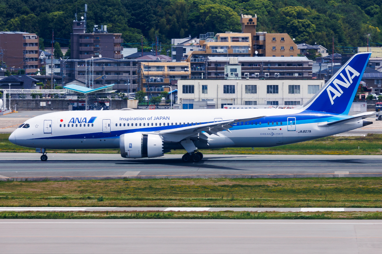 Full size: All Nippon Airways Boeing 787-8 JA807A at Fukuoka Airport