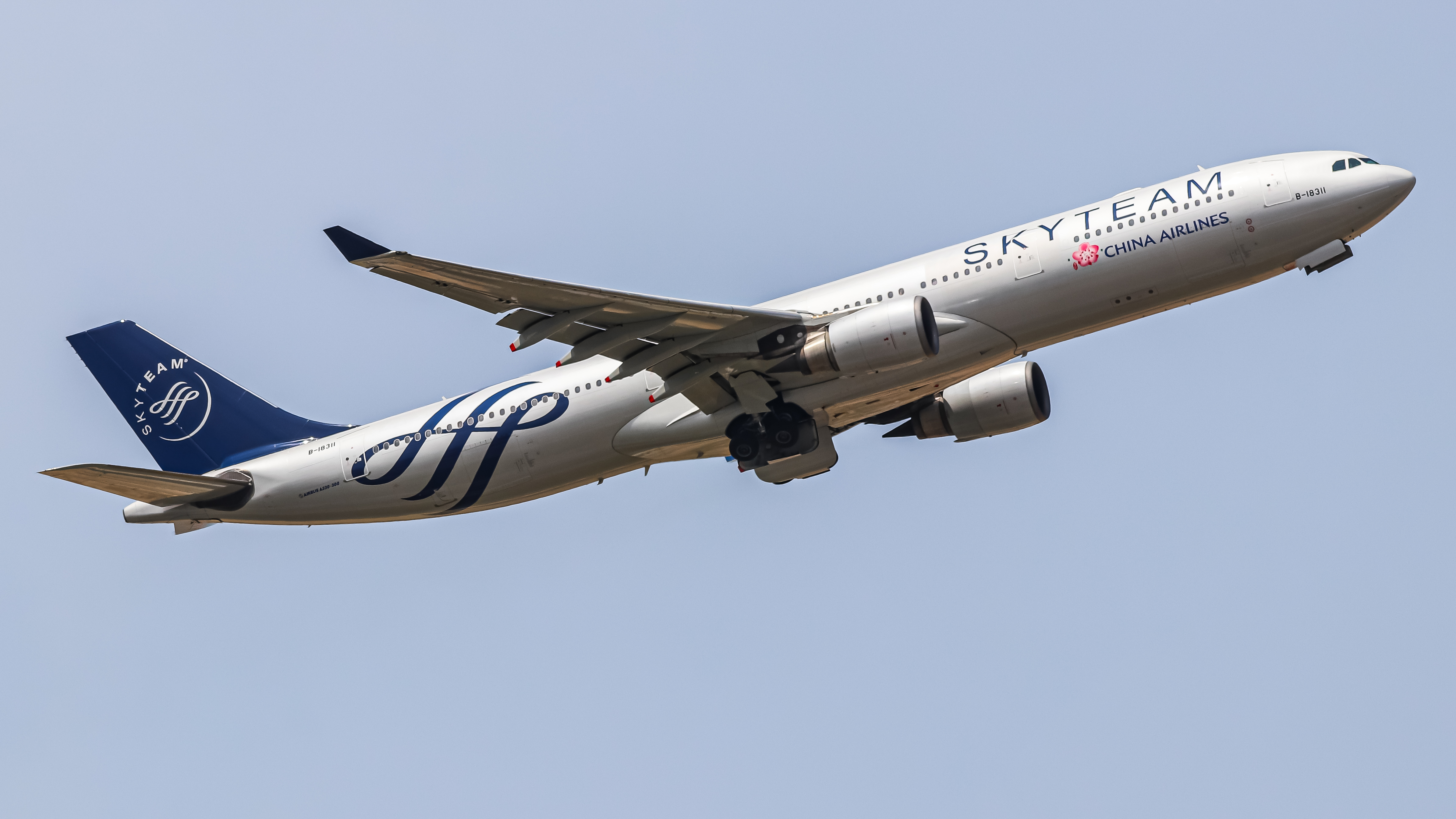 Full size: China Airlines Airbus A330-300 B-18311 at Singapore-Changi Airport