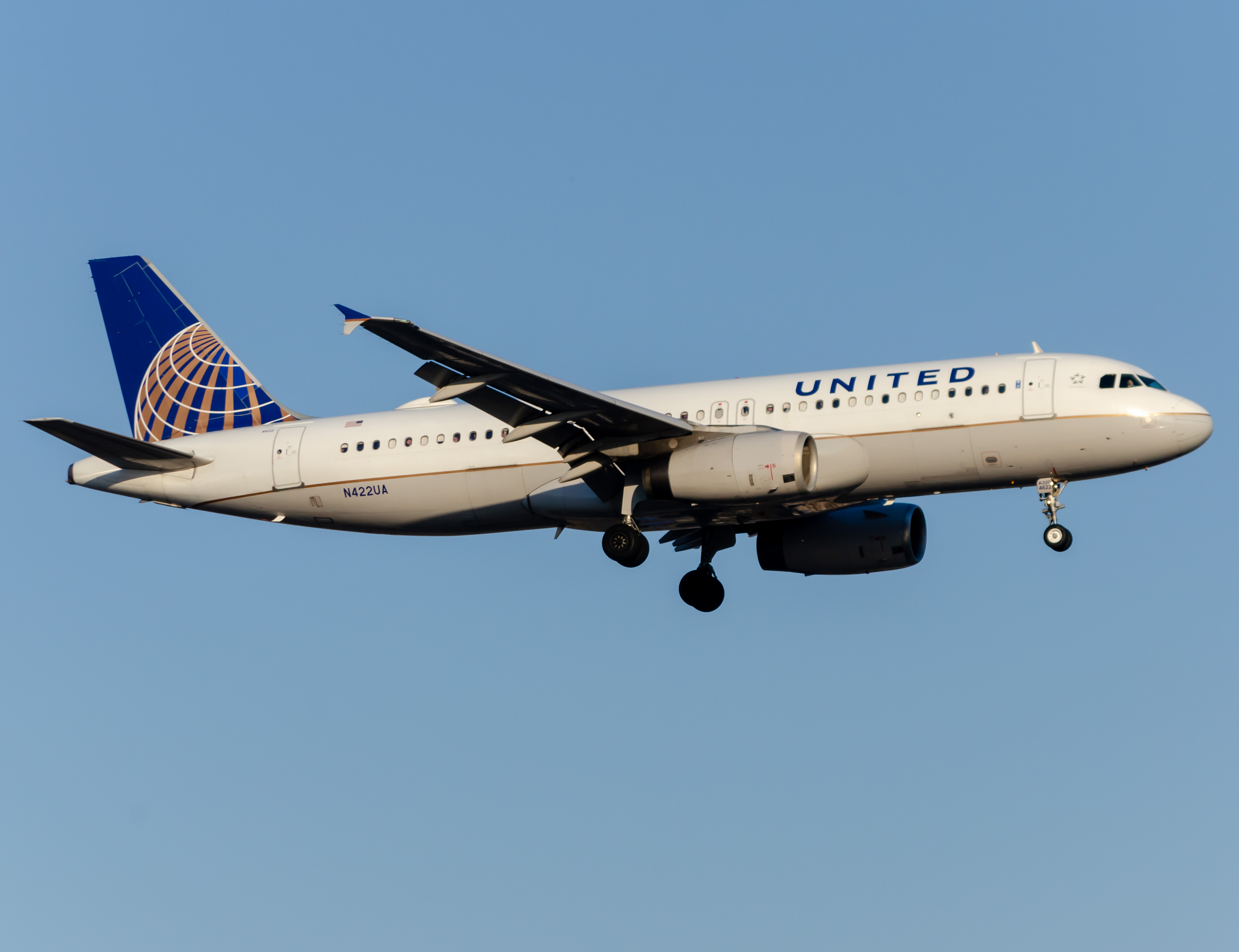 Full size: United Airlines Airbus A320 N422UA at Newark Liberty International Airport