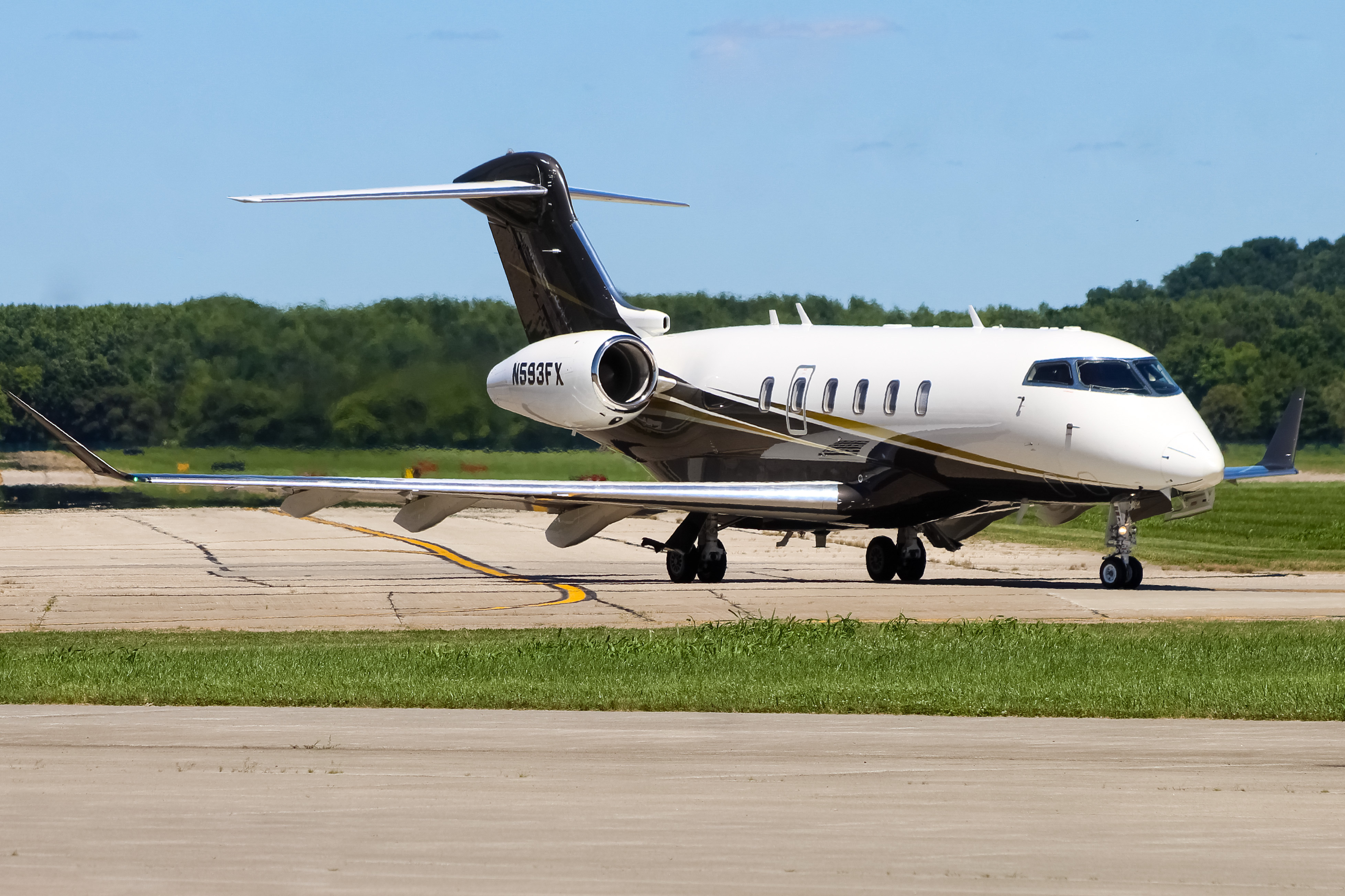 Full size: FlexJet Bombardier Challenger 350  N593FX at Cincinnati Municipal Airport/Lunken Field