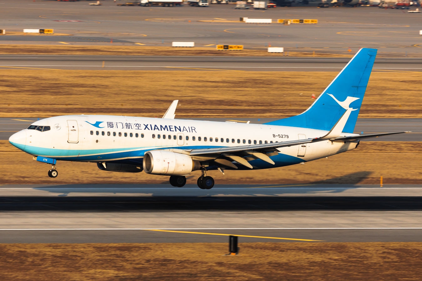 Full size: Xiamen Air Boeing 737-700 B-5279 at Seoul-Incheon International Airport