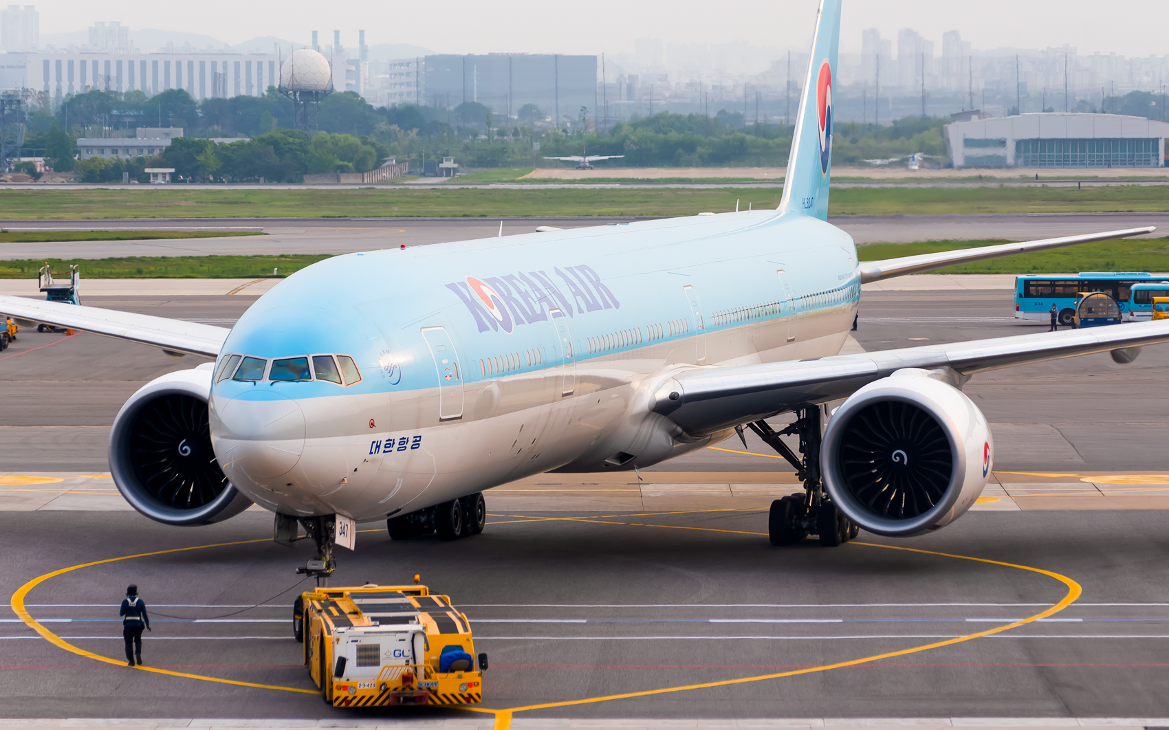 Full size: Korean Air Boeing 777-300ER HL8347 at Seoul-Gimpo International Airport