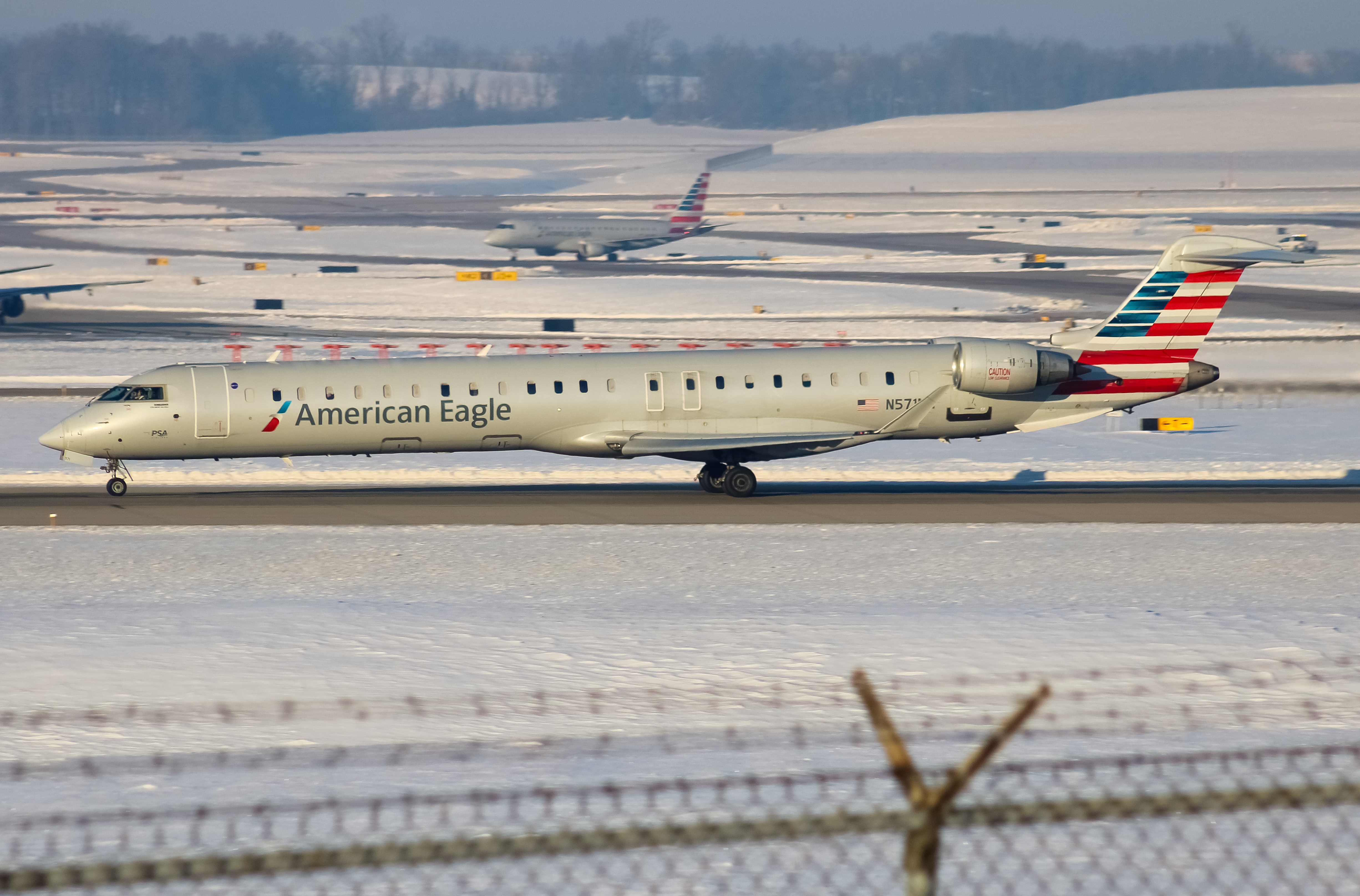 Full size: American Eagle Mitsubishi CRJ-900 N571NN at Cincinnati/Northern Kentucky International Airport