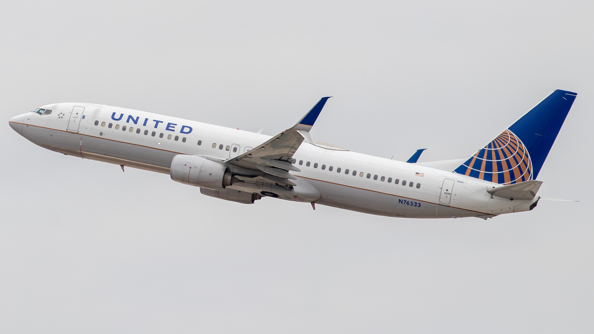 Full size: United Airlines Boeing 737-800 N76533 at Los Angeles International Airport