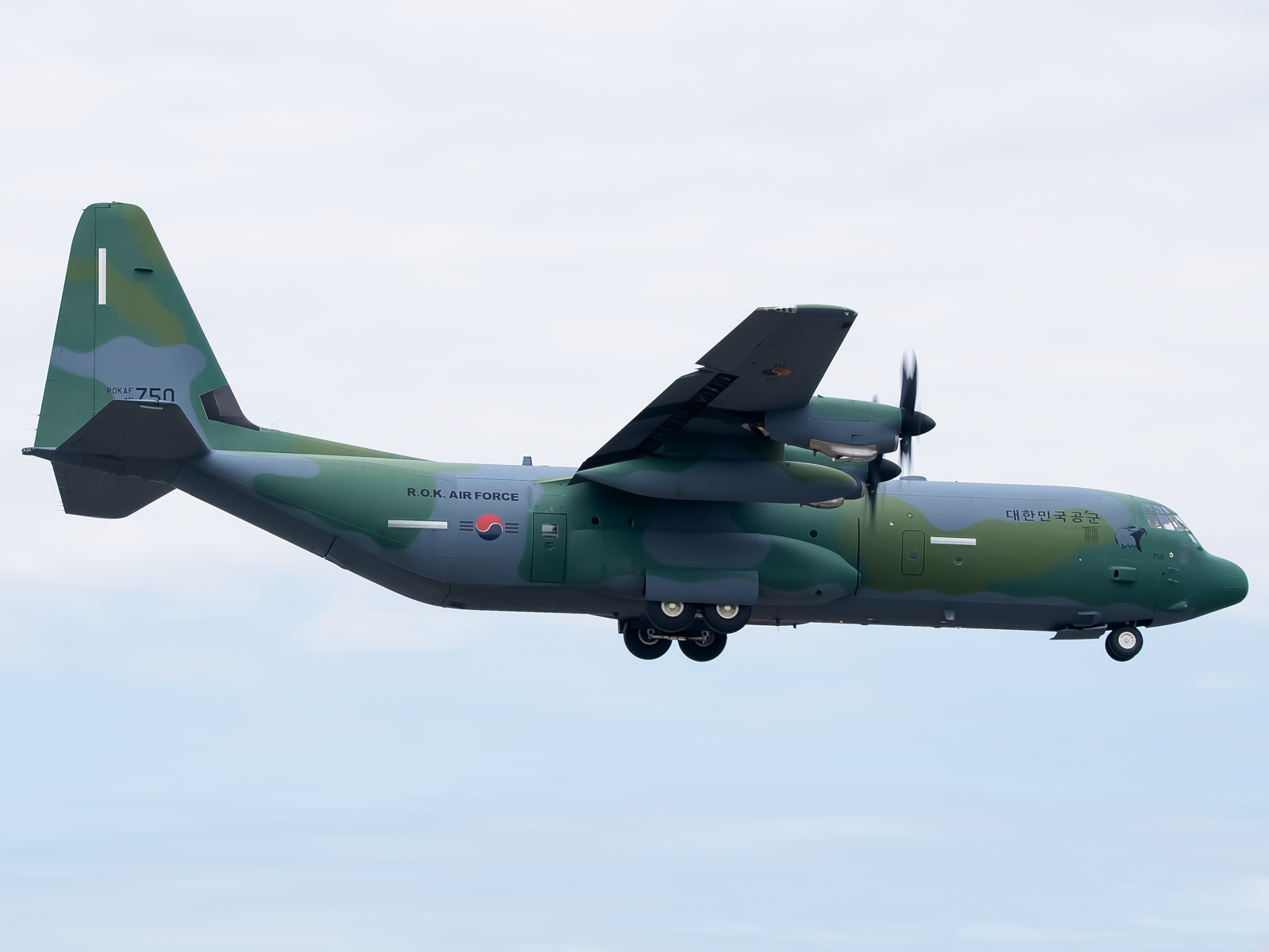 Full size: ROKAF Lockheed C-130J-30 Hercules 45-750 at Gimhae International Airport