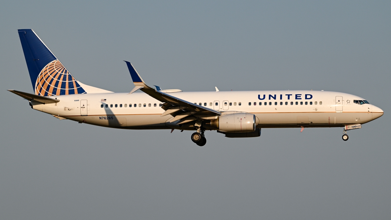 Full size: United Airlines Boeing 737-800 N76265 at Dallas-Fort Worth International Airport