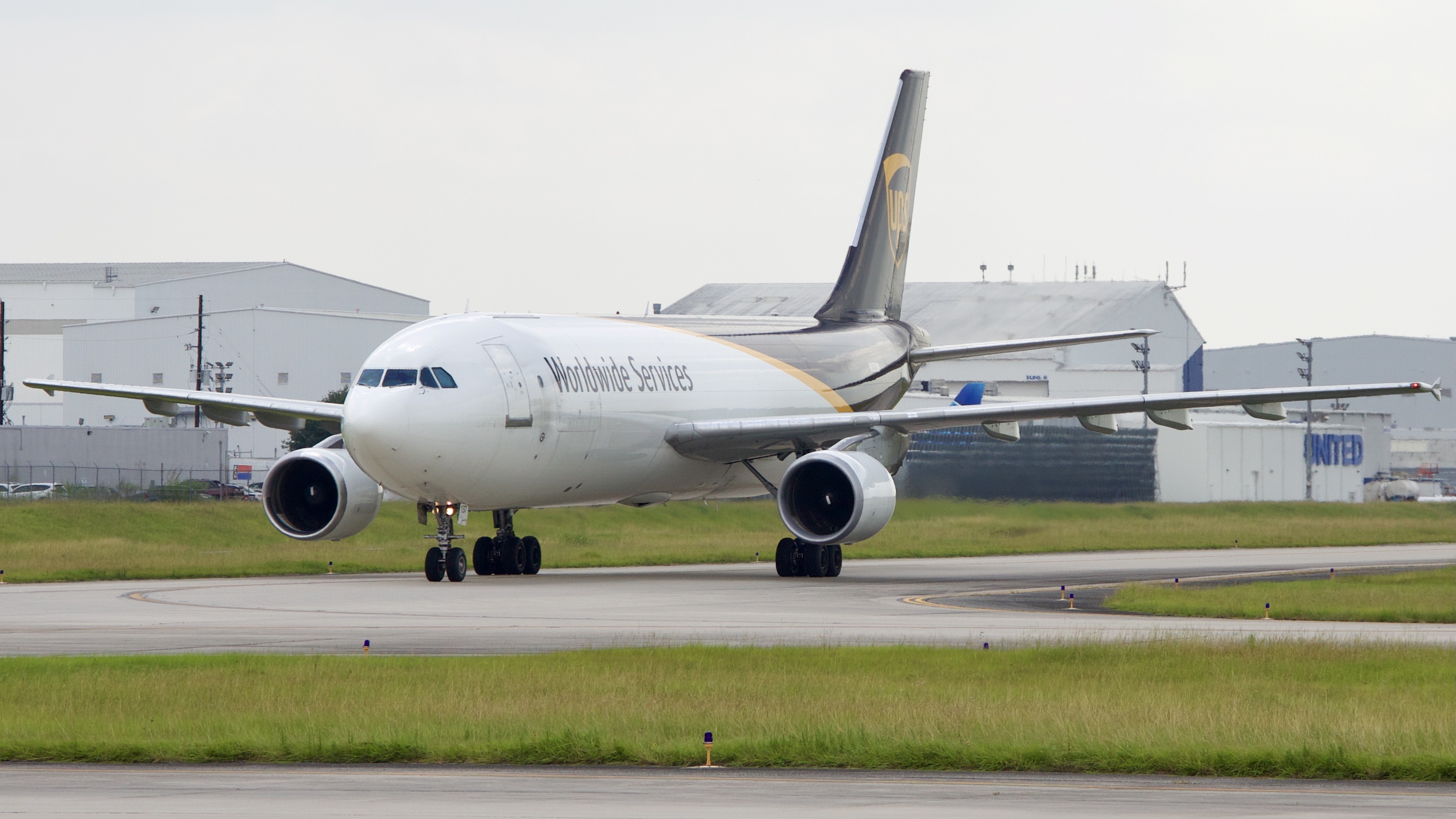 Full size: United Parcel Service Airbus A300F-600 N137UP at Houston-George Bush Intercontinental Airport