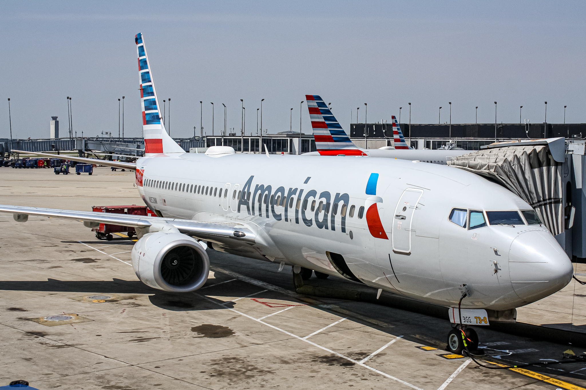 Full size: American Airlines Boeing 737-800 N852NN at Chicago O'Hare International Airport
