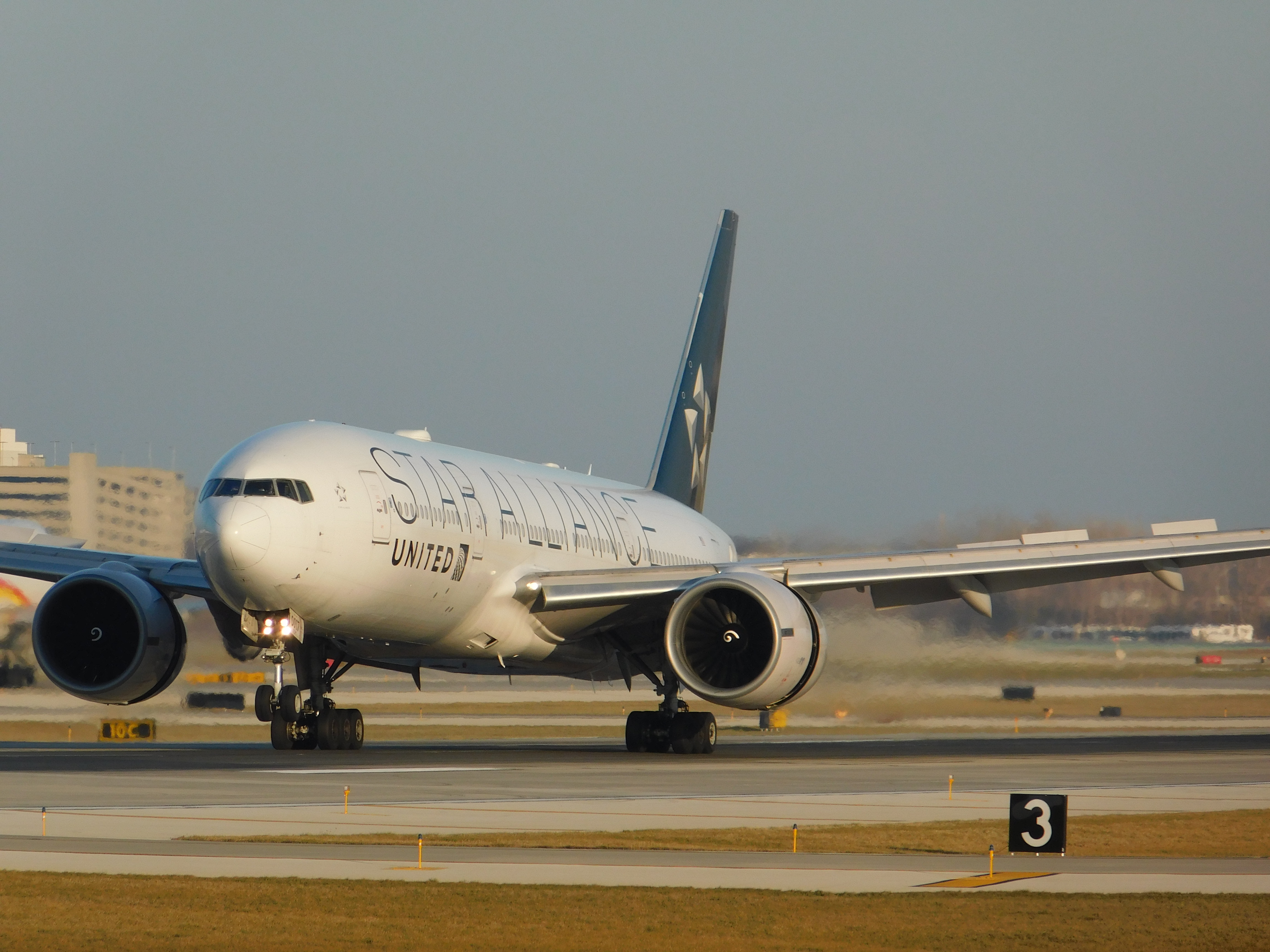 Full size: United Airlines Boeing 777-200ER N76021 at Chicago O'Hare International Airport