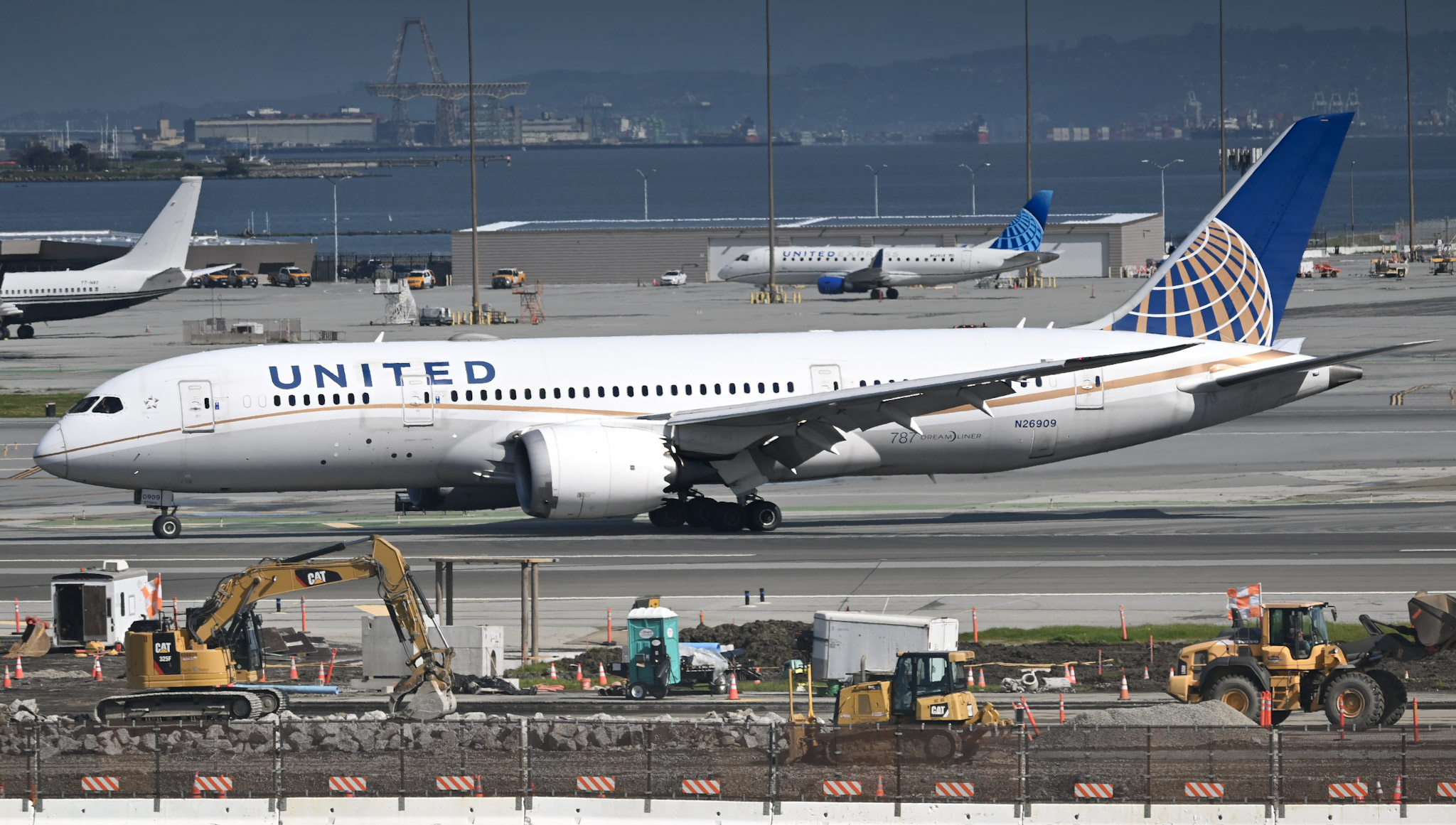 Full size: United Airlines Boeing 787-8 N26909 at San Francisco International Airport