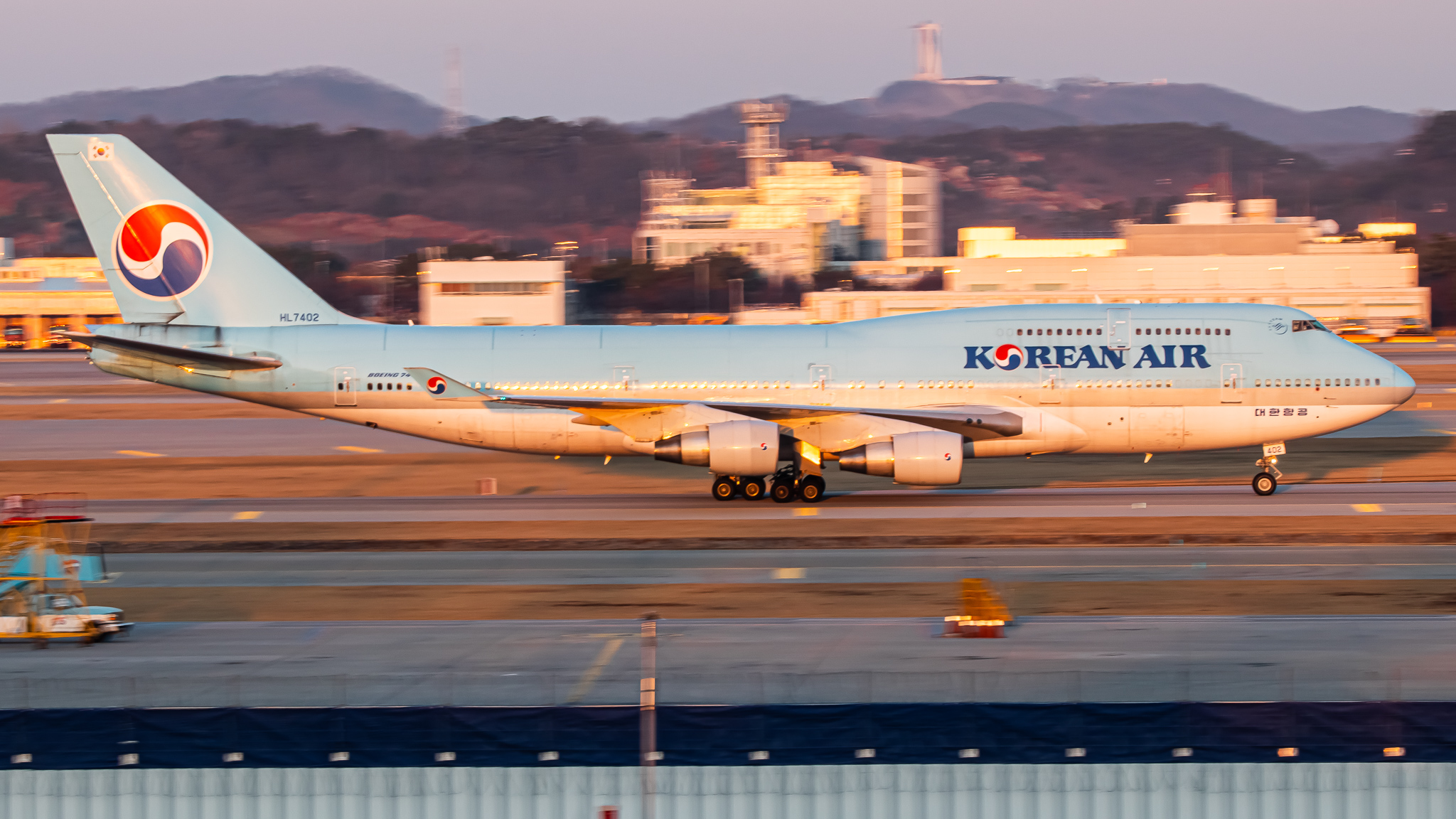 Full size: Korean Air Boeing 747-400 HL7402 at Seoul-Incheon International Airport