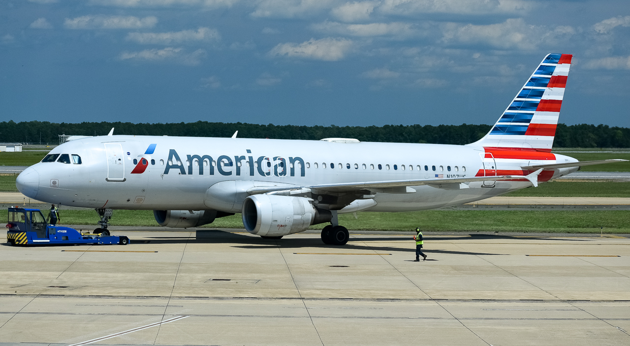 Full size: American Airlines Airubs A320-200 N107US at Richmond Airport