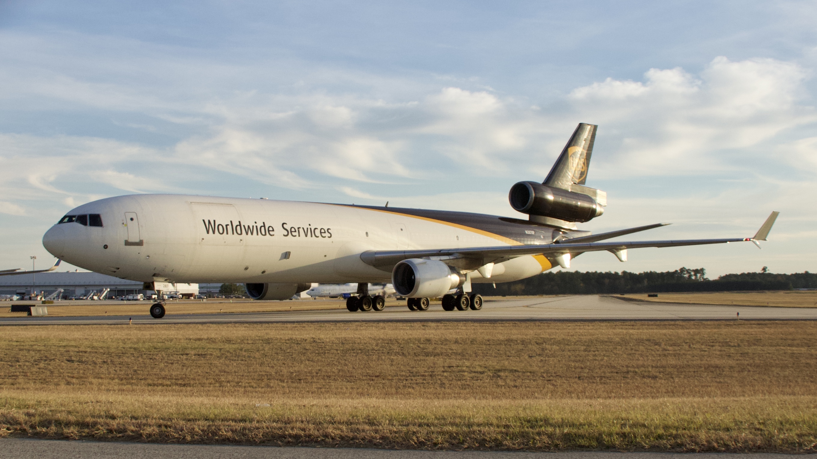 Full size: United Parcel Service McDonnell Douglas MD-11F N287UP at Houston-George Bush Intercontinental Airport