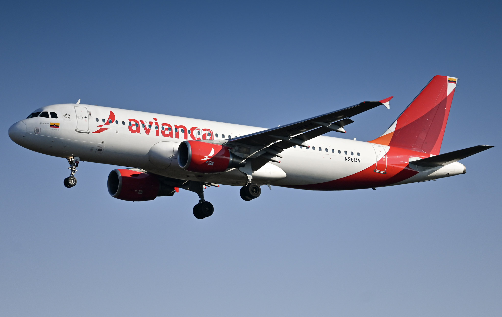 Full size: Avianca Airbus A320 N961AV at Washington Dulles International Airport