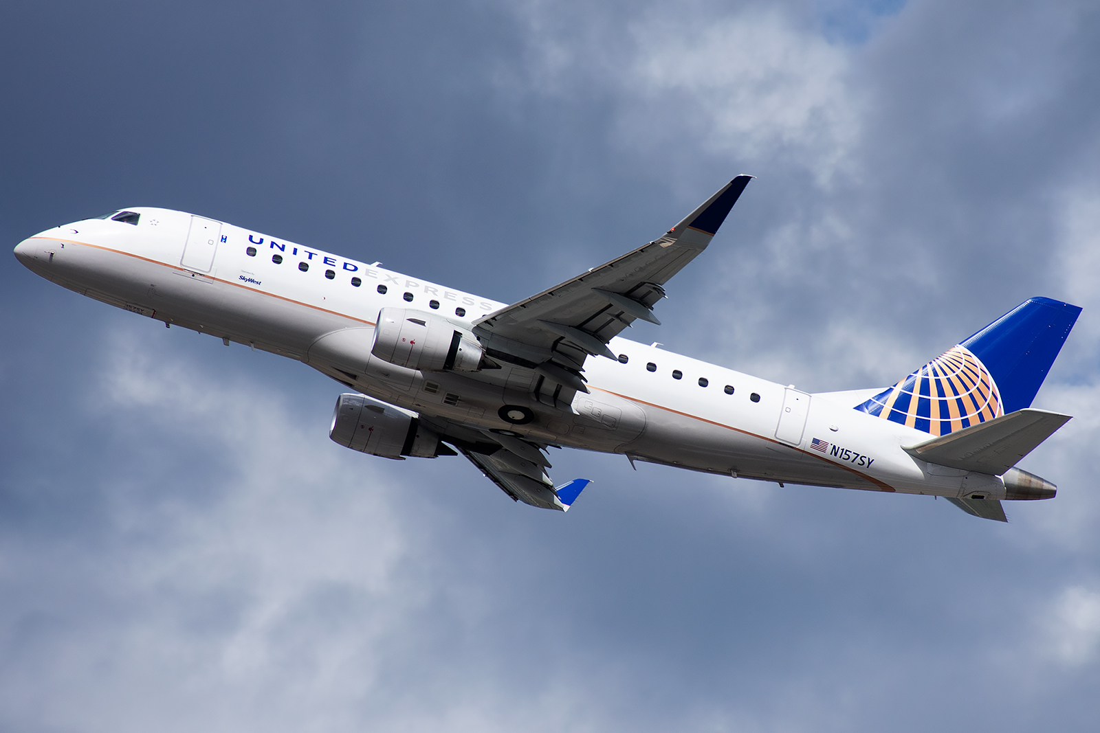 Full size: United Express Embraer E175 N157SY at Reno/Tahoe International Airport