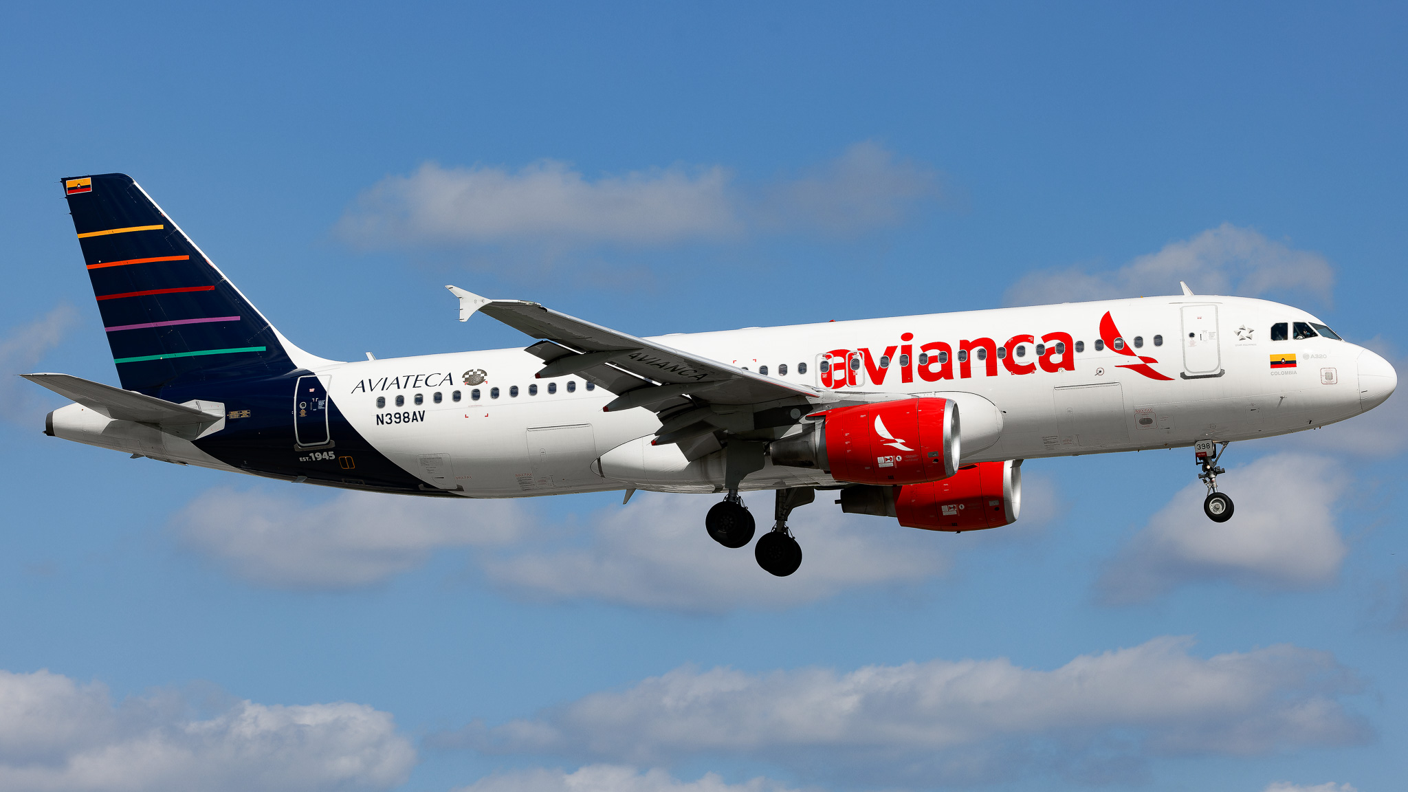 Full size: Avianca Airbus A320 N398AV at Miami International Airport