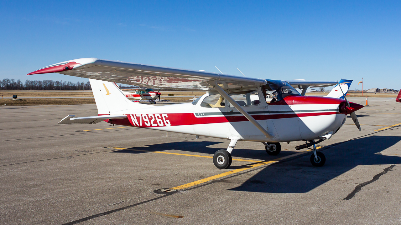 Full size: PRIVATE Cessna 172 N7926G at Delaware Municipal Airport