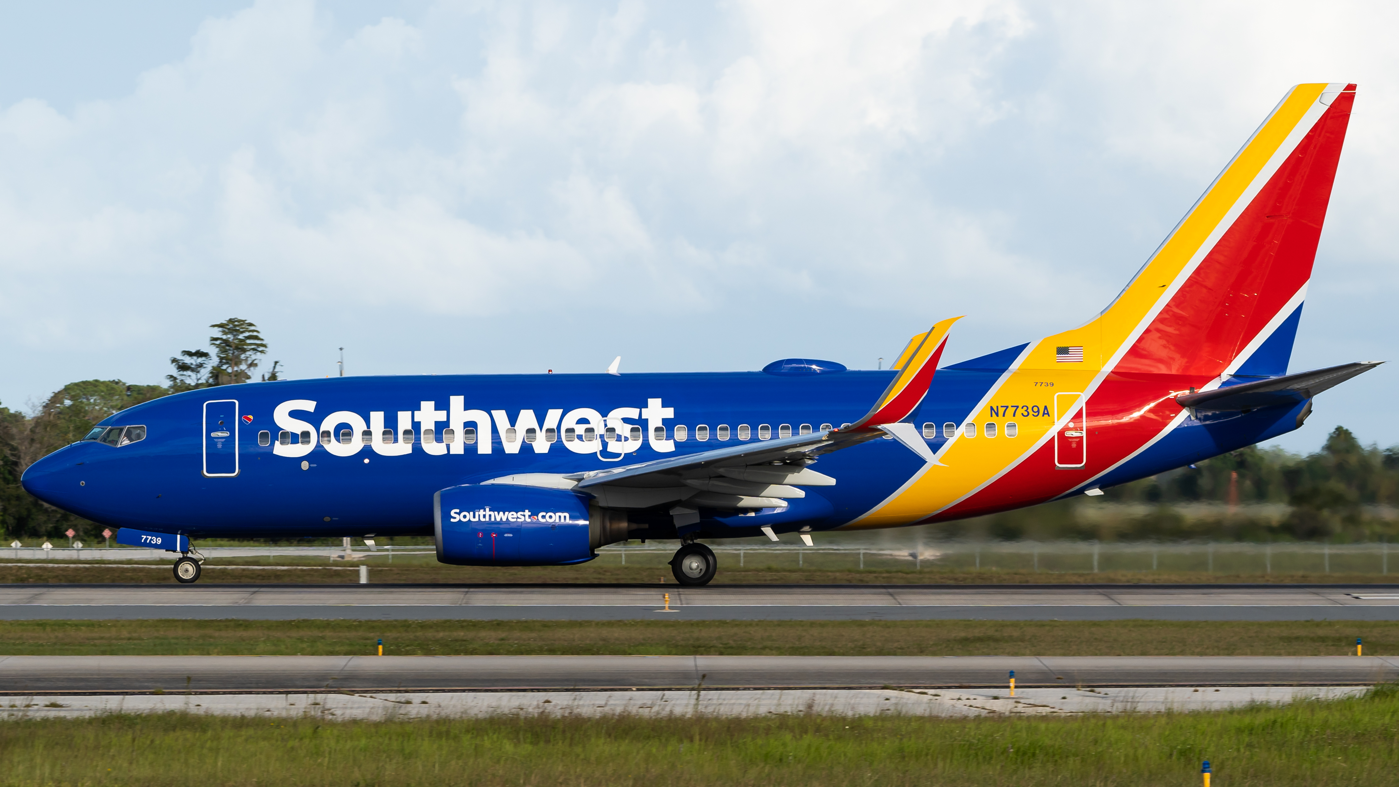 Full size: Southwest Airlines Boeing 737-700 N7739A at Orlando International Airport