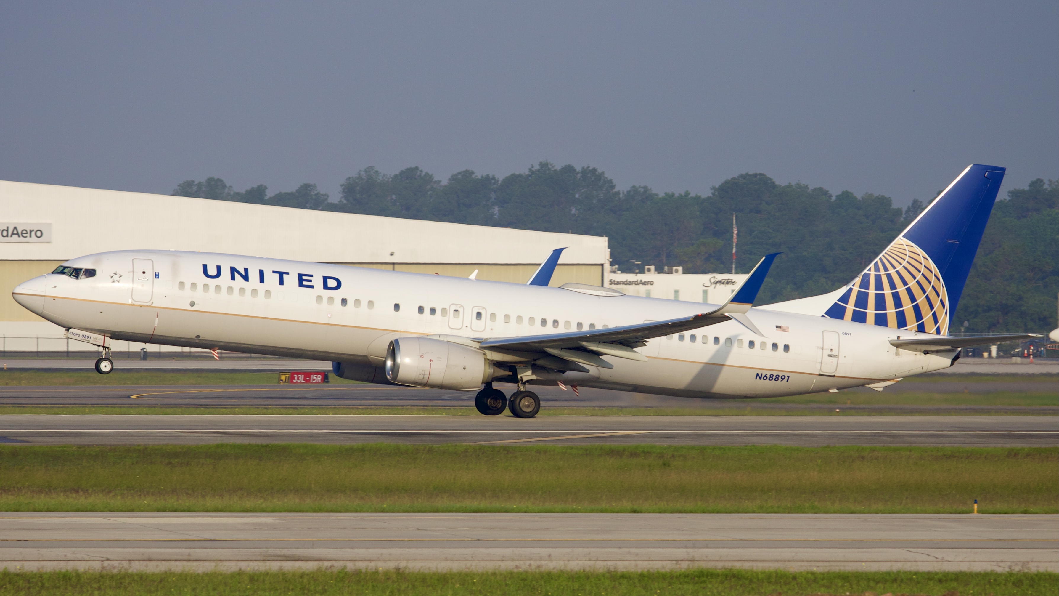Full size: United Airlines Boeing 737-900ER N68891 at Houston-George Bush Intercontinental Airport