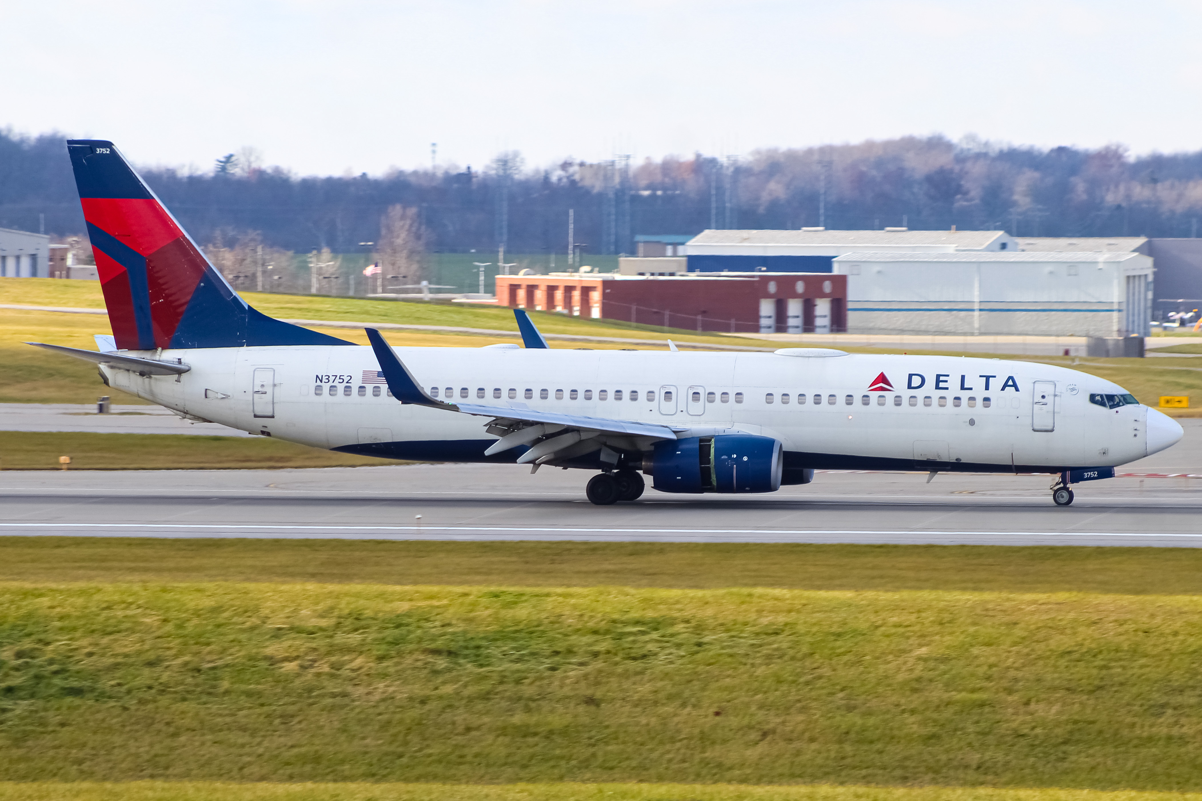Full size: Delta Airlines Boeing 737-800 N3752 at Cincinnati/Northern Kentucky International Airport