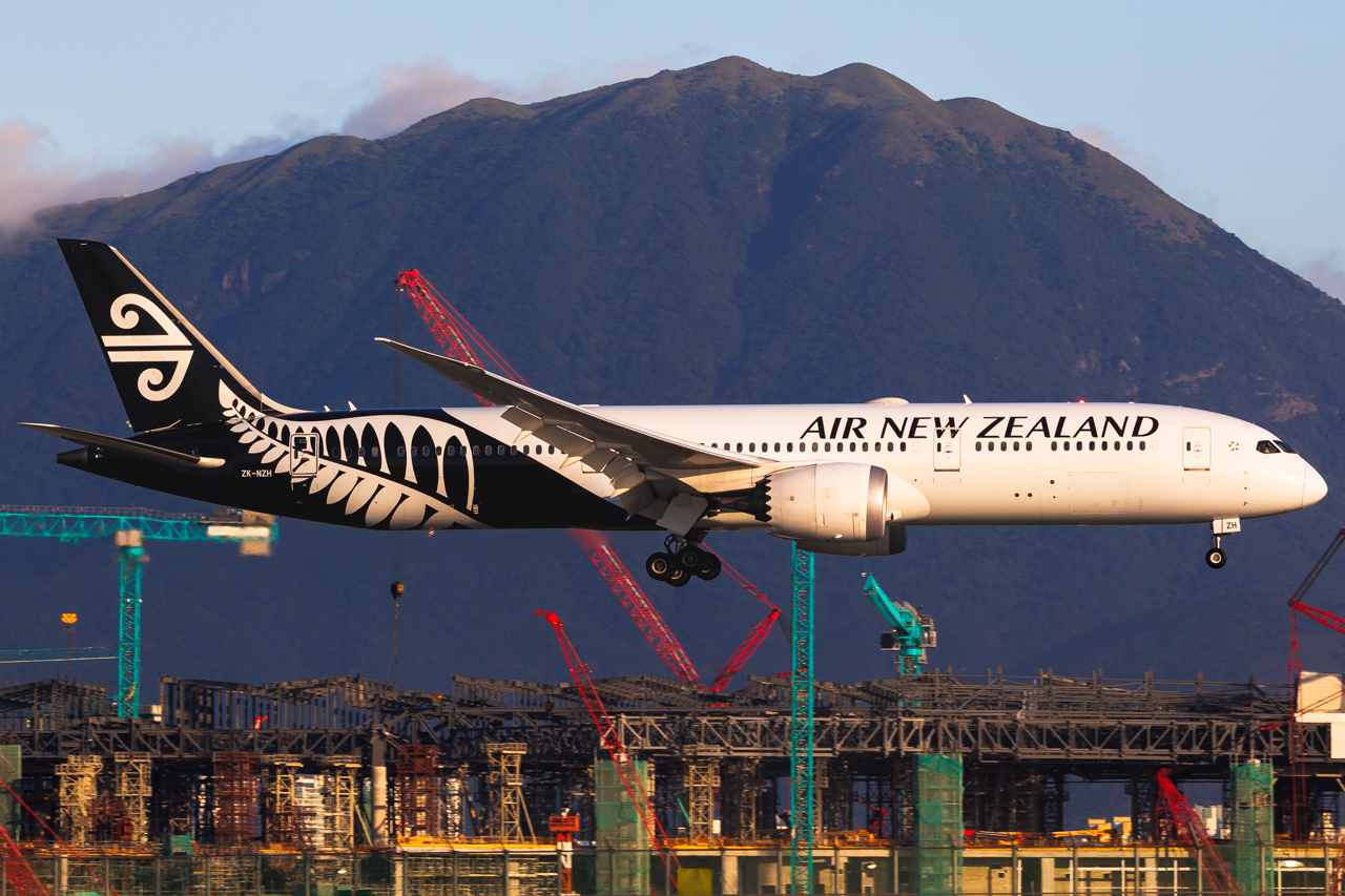 Full size: Air New Zealand Boeing 787-9 ZK-NZH at Hong Kong International Airport