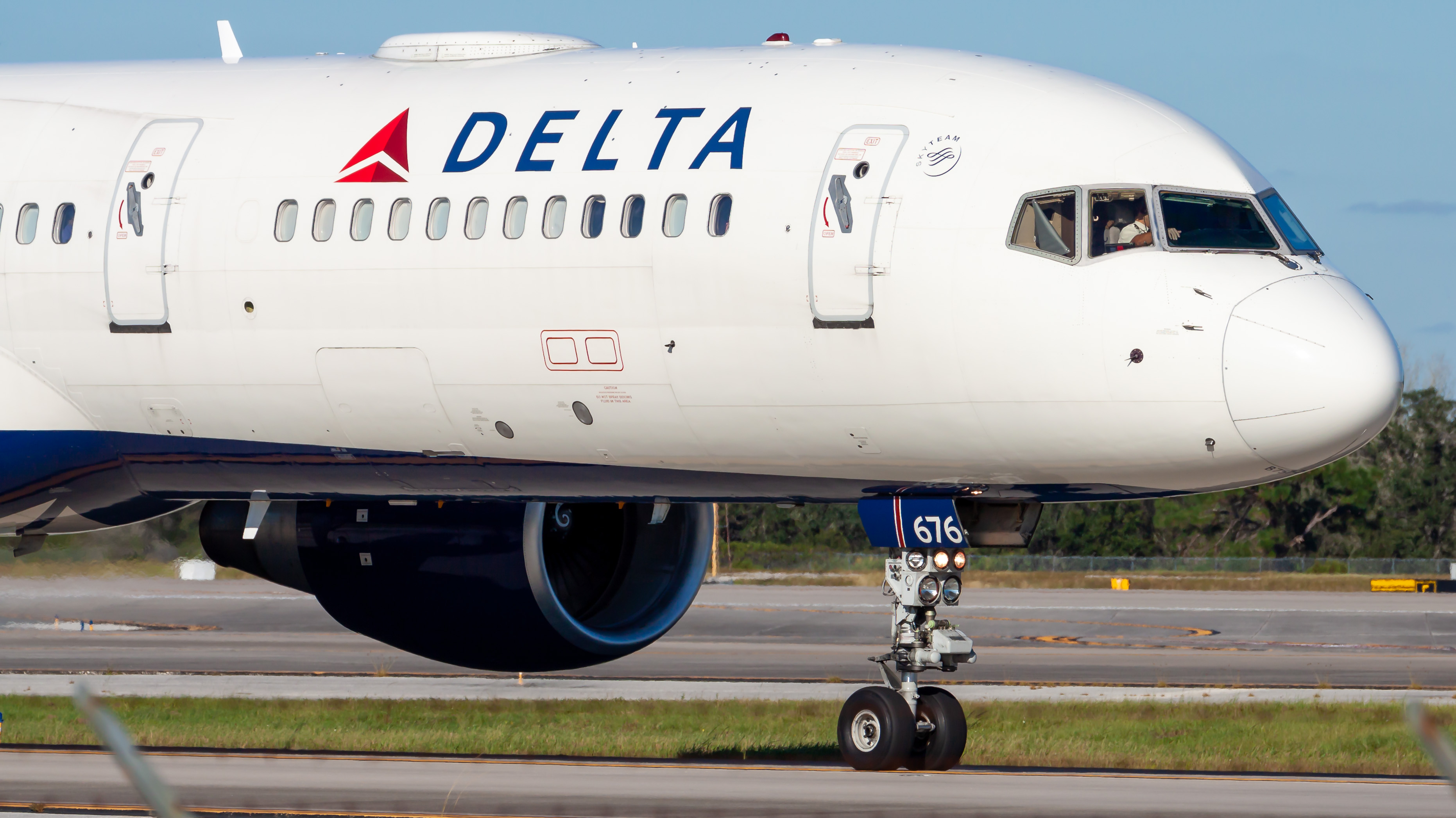 Full size: Delta Airlines Boeing 757-200 N676DN at Orlando International Airport