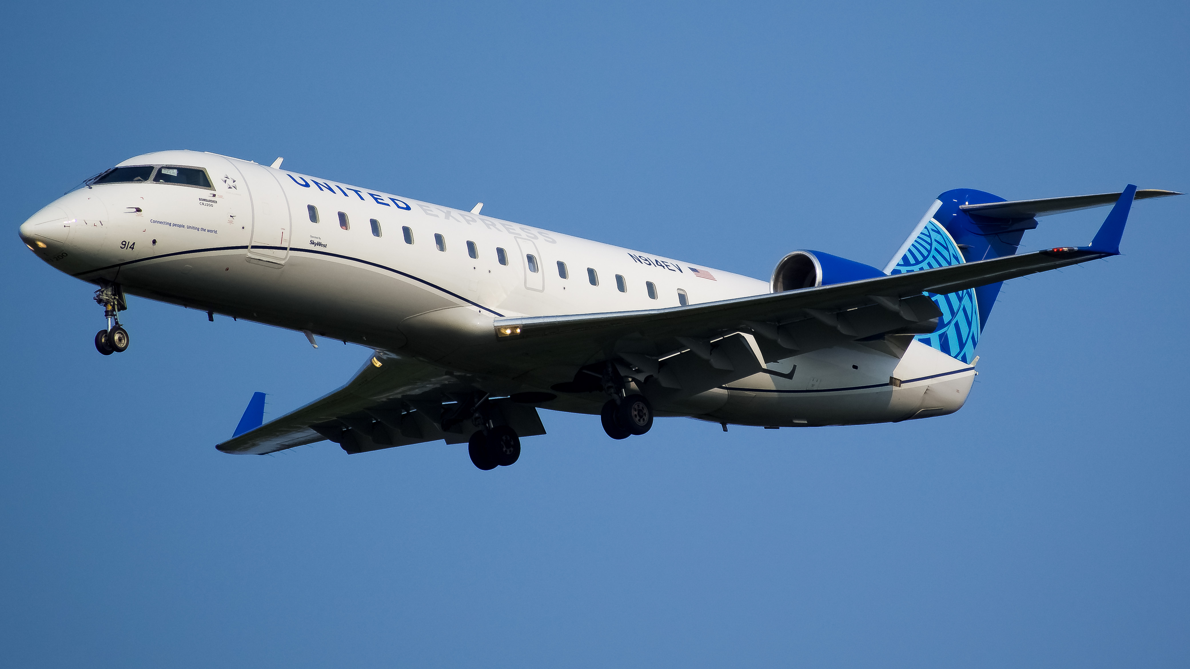Full size: United Express Mitsubishi CRJ-200 N914EV at Washington Dulles International Airport