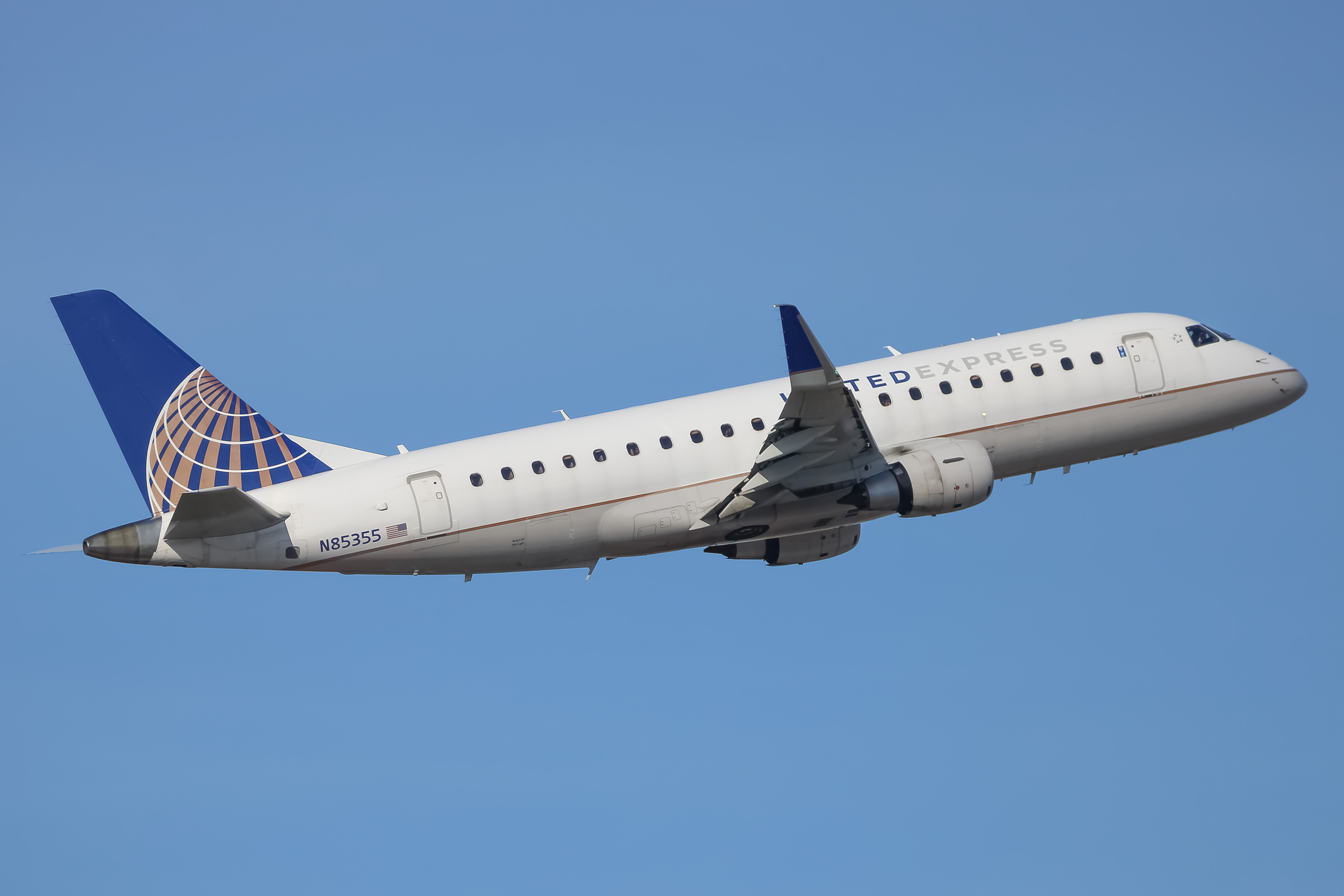 Full size: United Express Embraer E175 N85355 at Washington Dulles International Airport