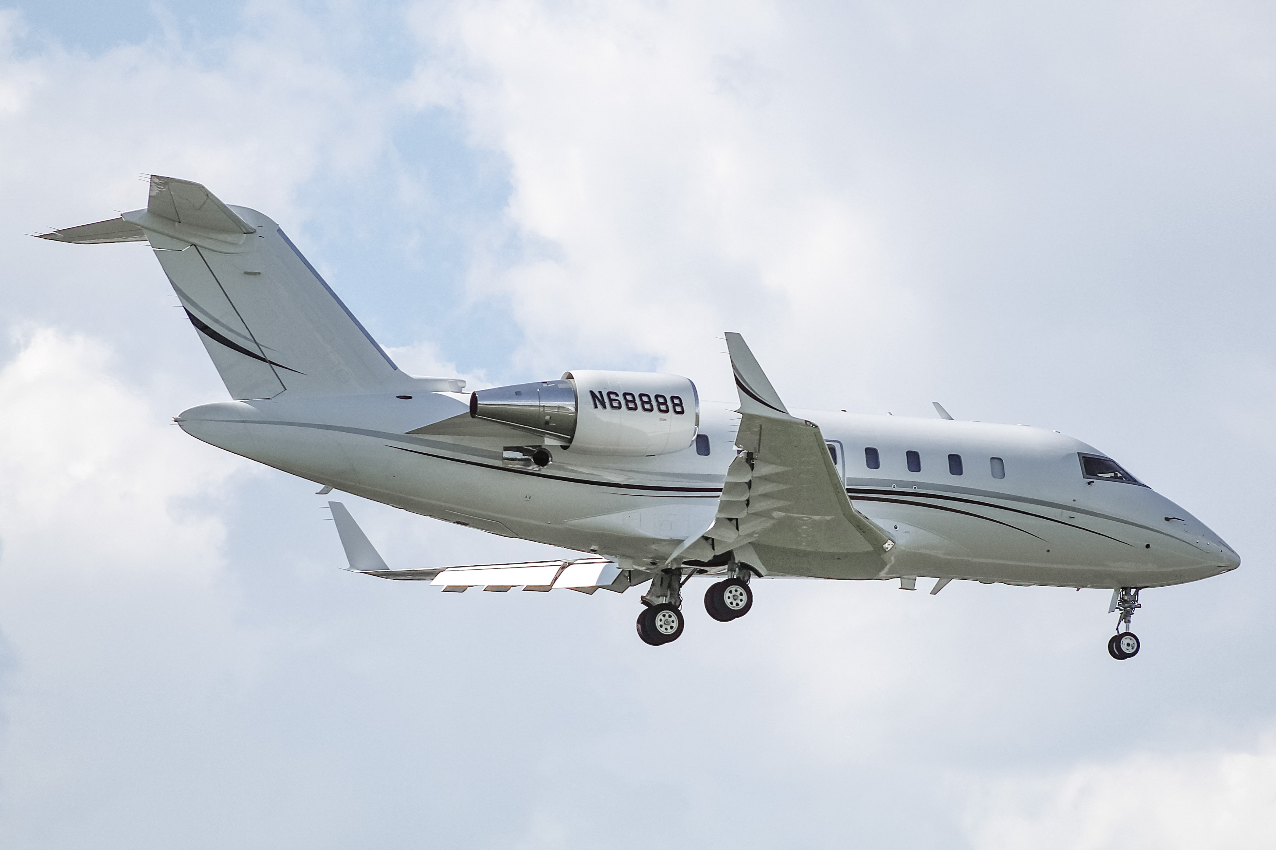 Full size: PRIVATE Bombardier Challenger 600 N68888 at General Mitchell International Airport
