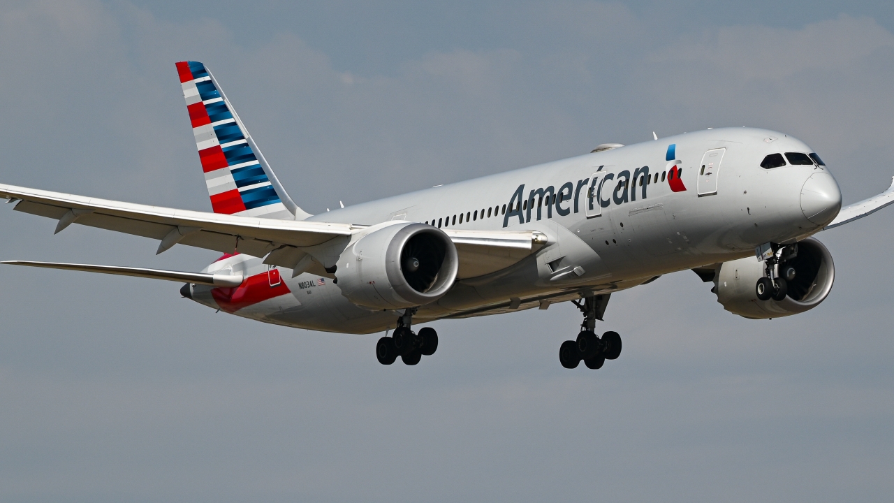 Full size: American Airlines  Boeing 787-8 N803AL at Dallas-Fort Worth International Airport