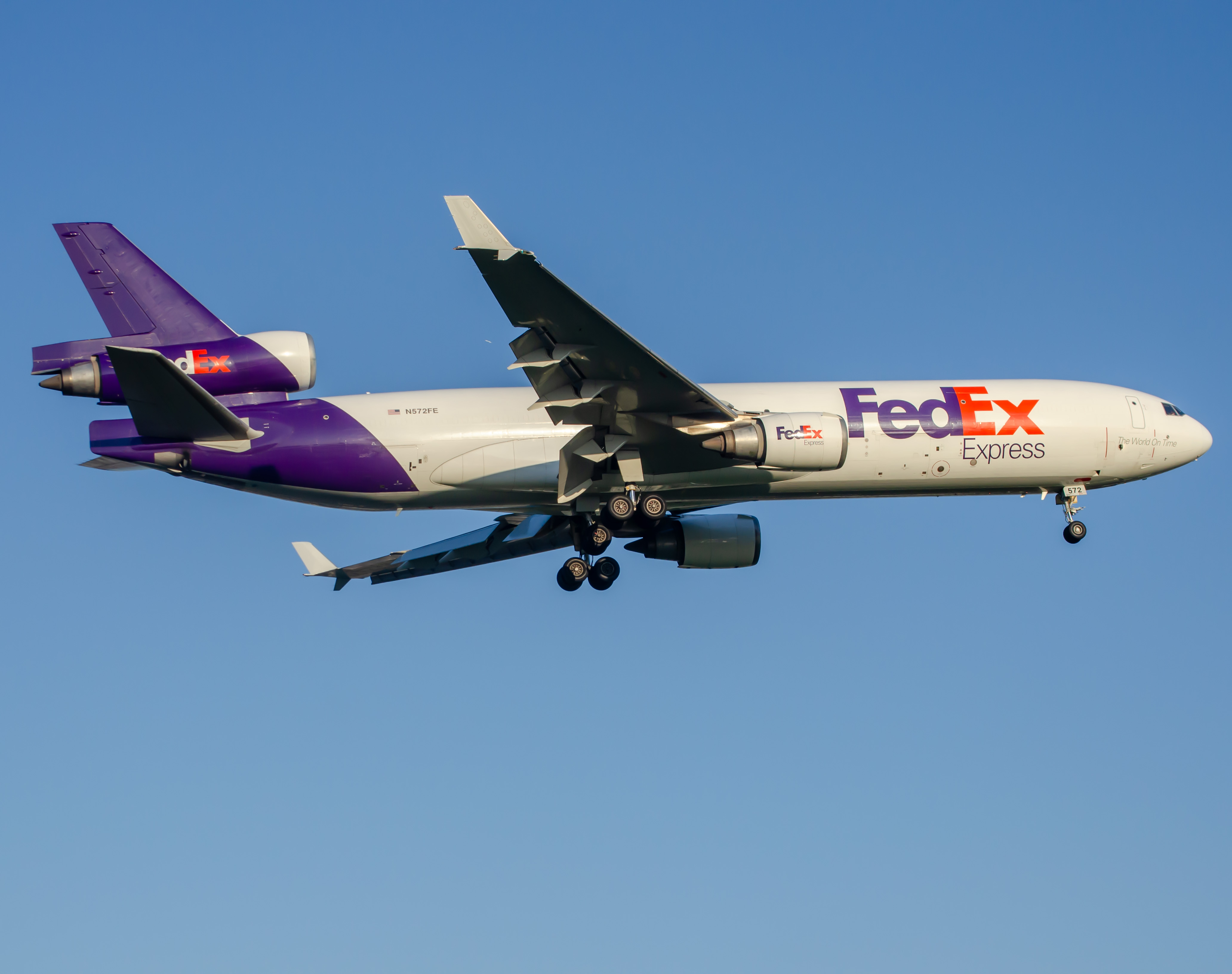 Full size: FedEx McDonnell Douglas MD-11F N572FE at Newark Liberty International Airport