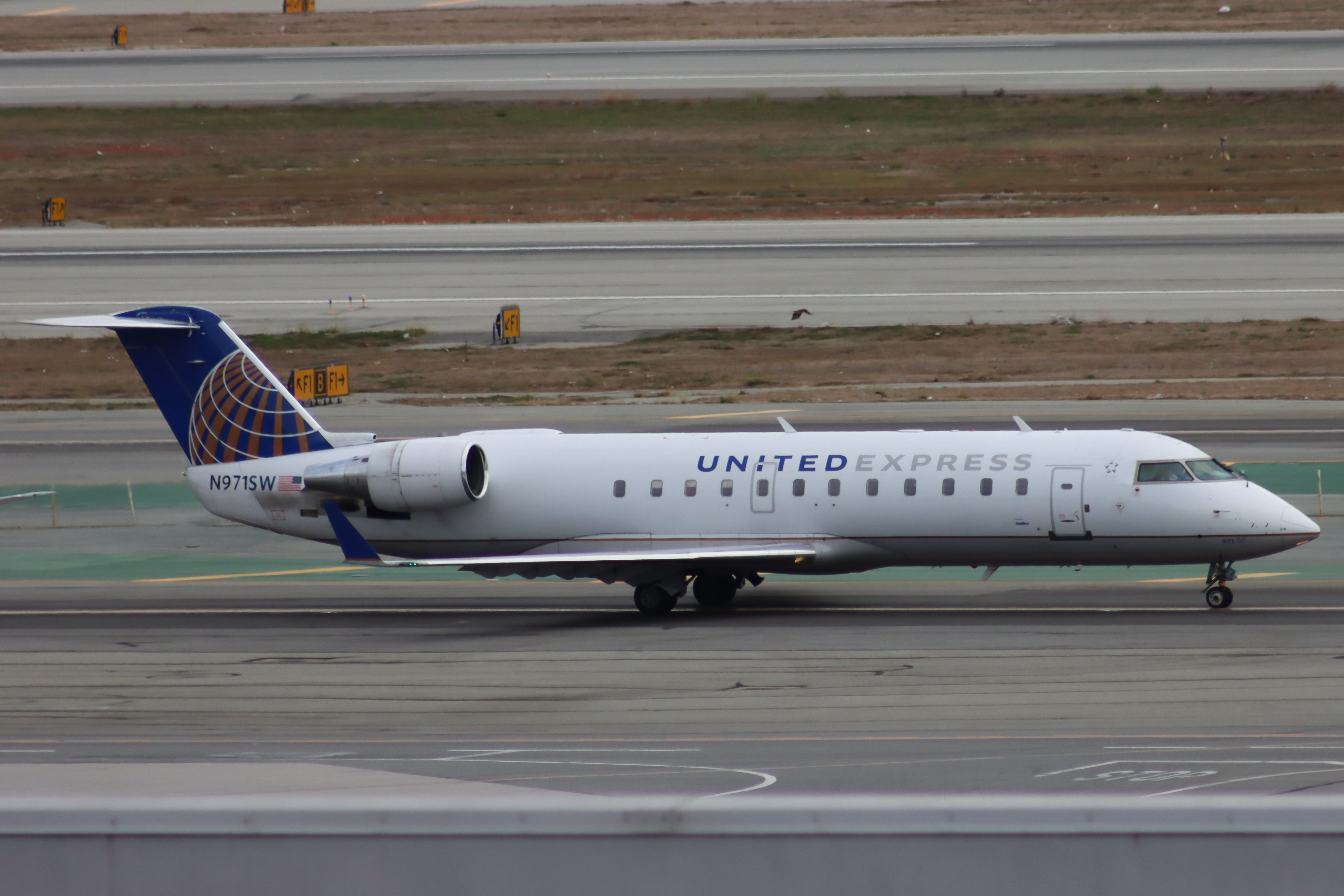Full size: United Express Mitsubishi CRJ-200 N971SW at San Francisco International Airport