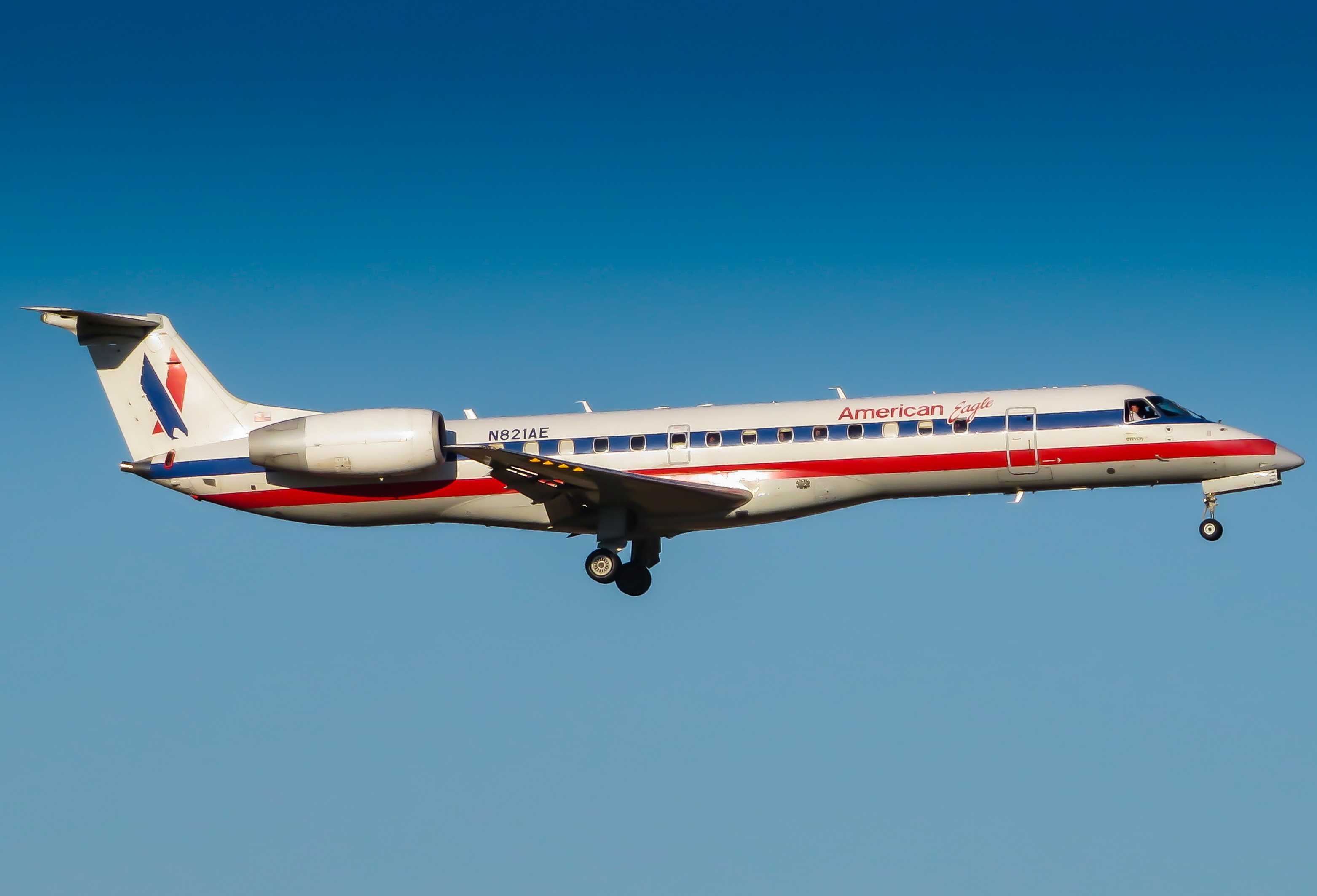 Full size: American Eagle Embraer ERJ-140 N821AE at Dallas-Fort Worth International Airport