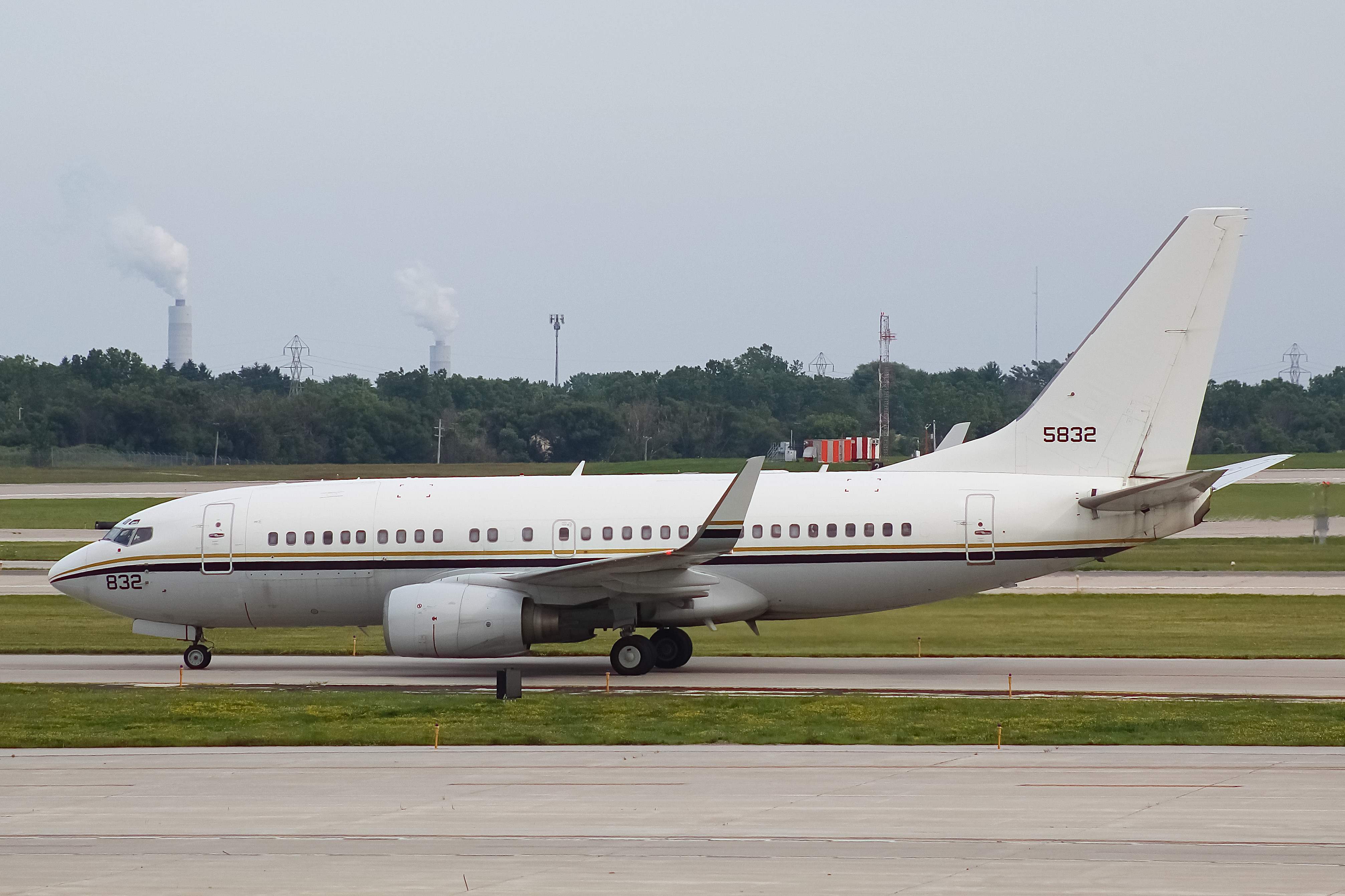 Full size: US Navy Boeing C-40 165832 at General Mitchell International Airport
