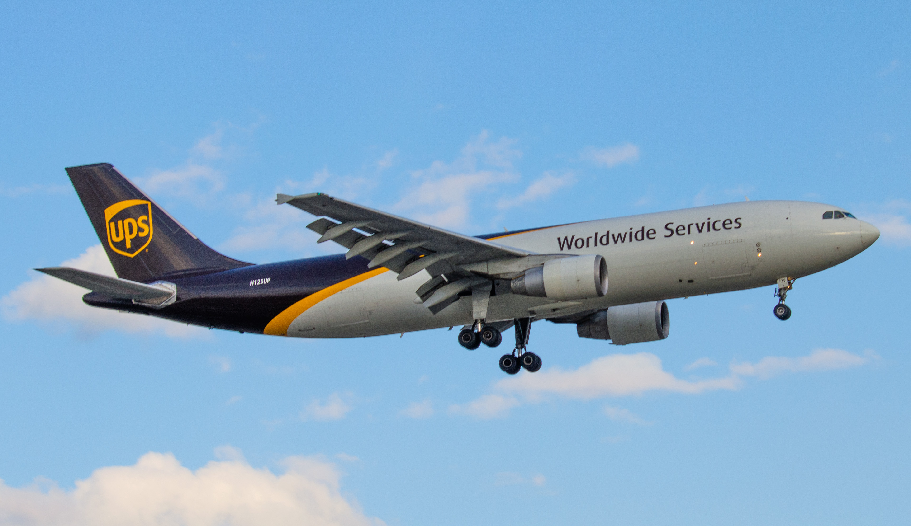 Full size: United Parcel Service Airbus A300F-600 N125UP at Newark Liberty International Airport
