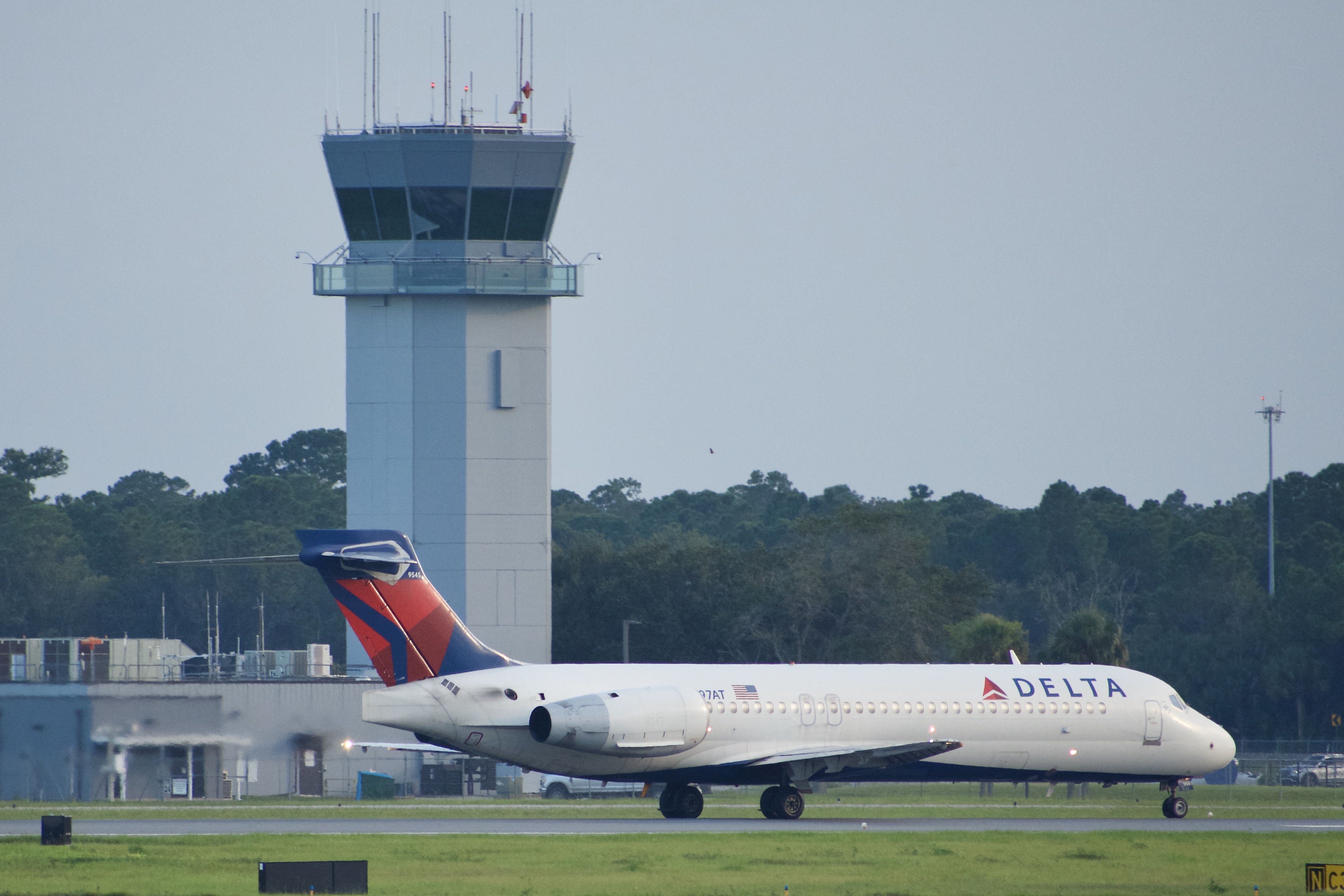 Full size: Delta Airlines Boeing 717-200 N997AT at Daytona Beach International Airport