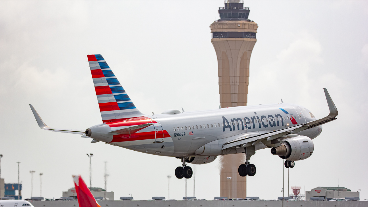 Full size: American Airlines Airbus A319 N90024 at Miami International Airport