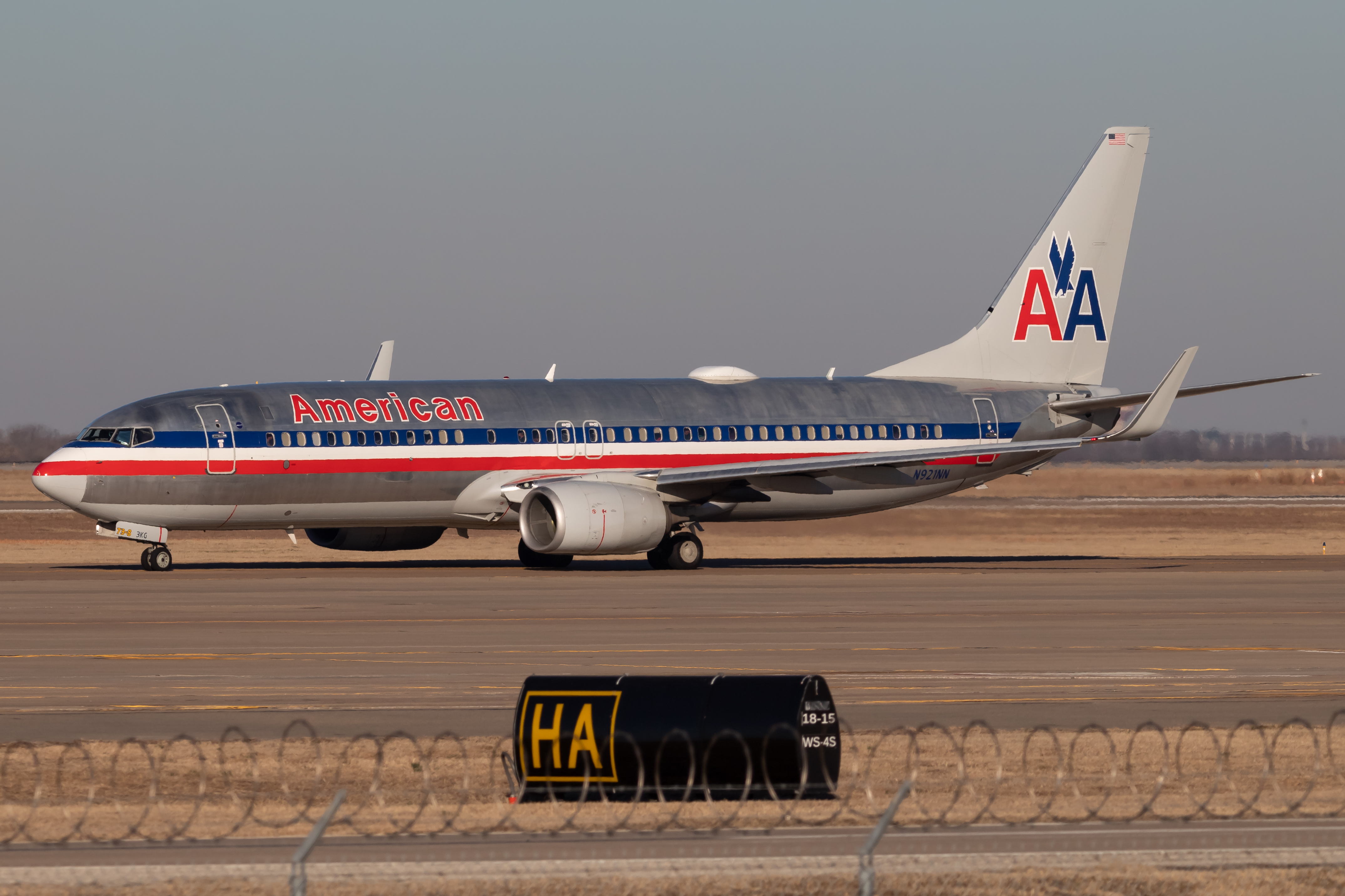 N921NN | American Airlines Boeing 737-800 at DFW | AeroXplorer
