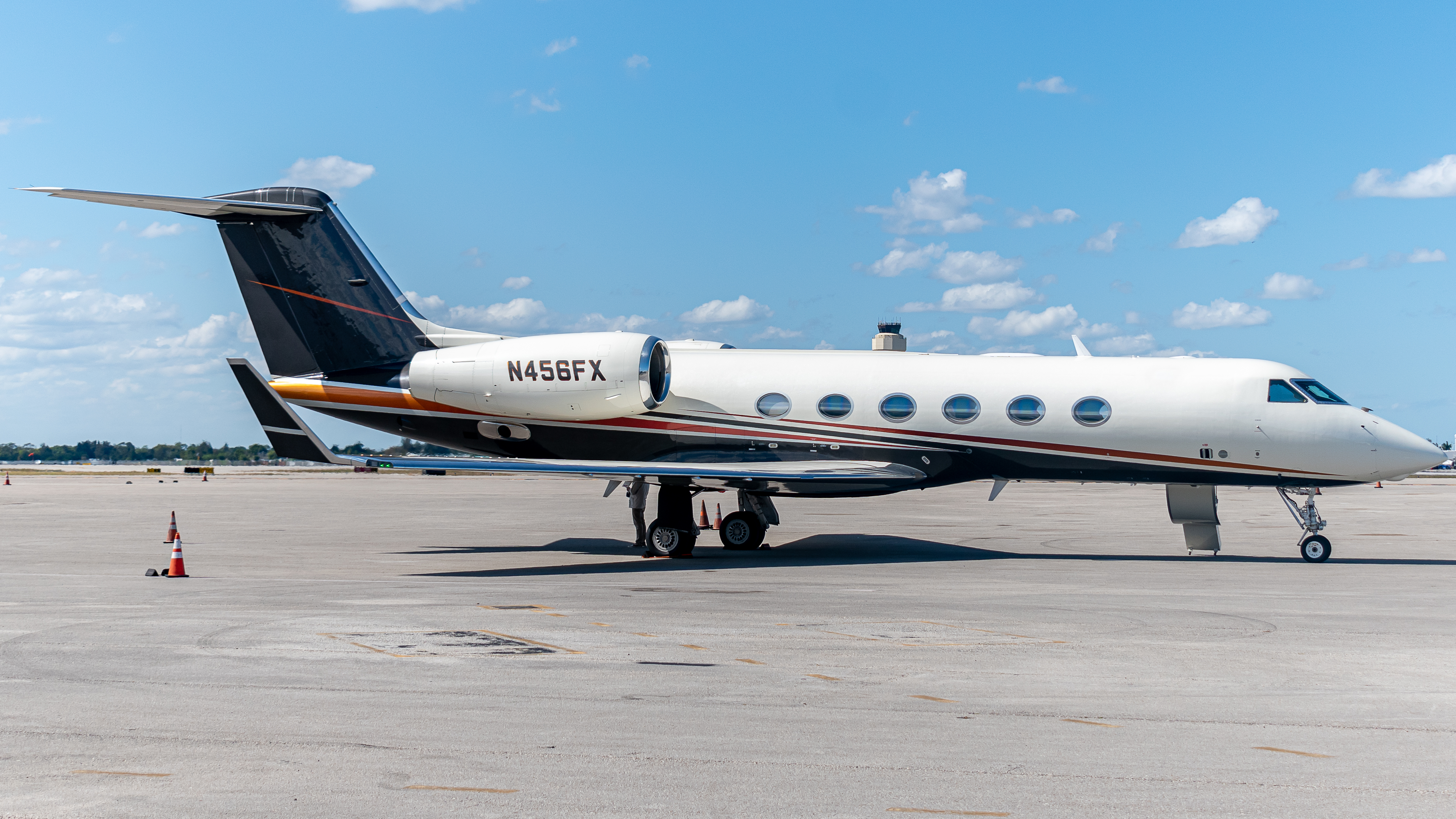 Full size: FlexJet Gulfstream G450 N456FX at Palm Beach International Airport