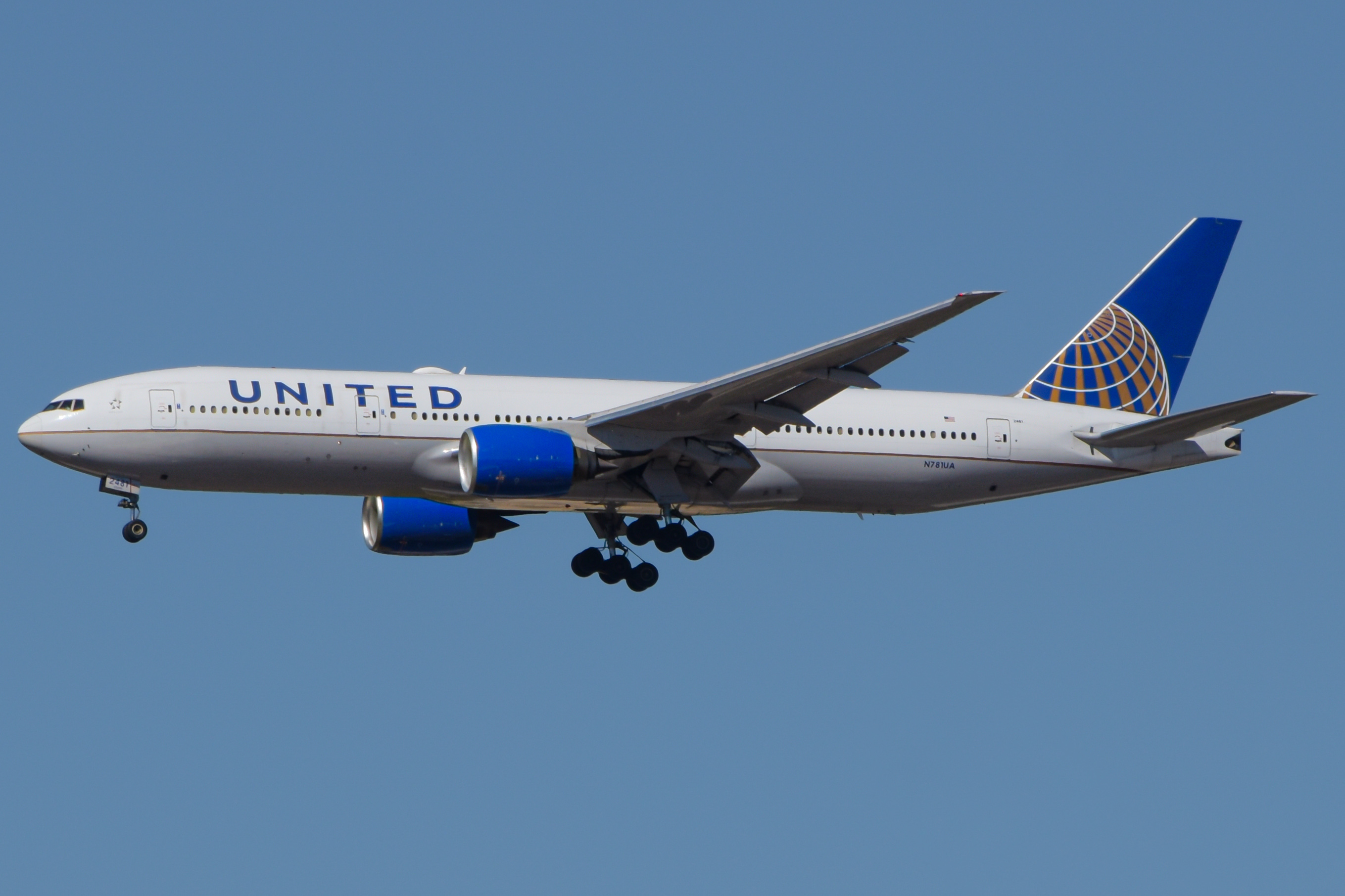 Full size: United Airlines Boeing 777-200ER N781UA at Washington Dulles International Airport