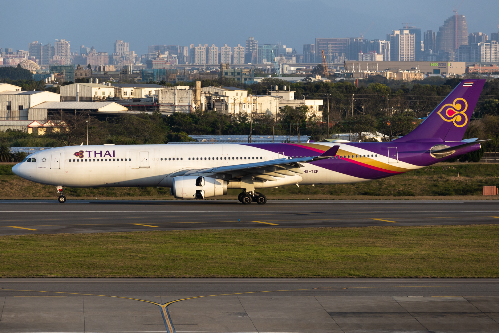Full size: Thai Airways Airbus A330-300 HS-TEP at Taiwan Taoyuan International Airport