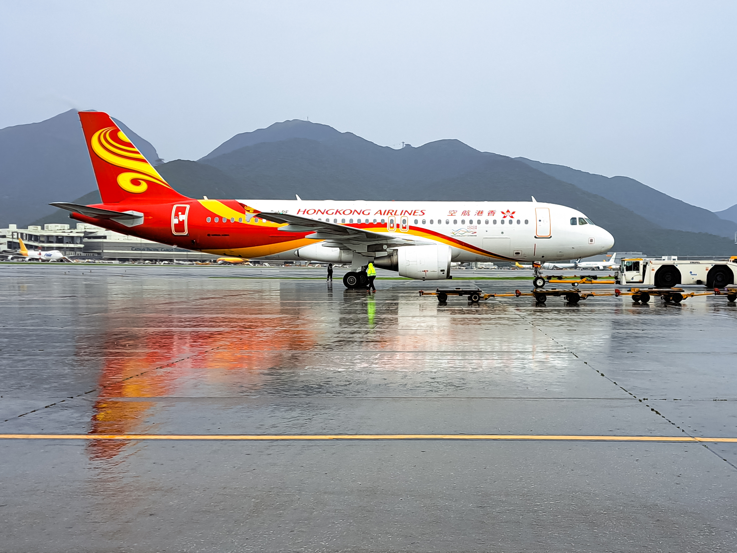 Full size: Hong Kong Airlines Airbus A320 B-LPE at Hong Kong International Airport
