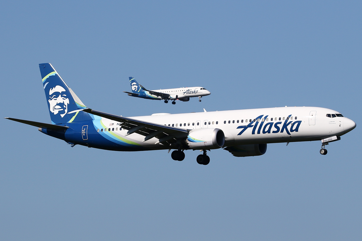 Full size: Alaska Airlines Boeing 737 MAX 9 N985AK at Seattle-Tacoma International Airport
