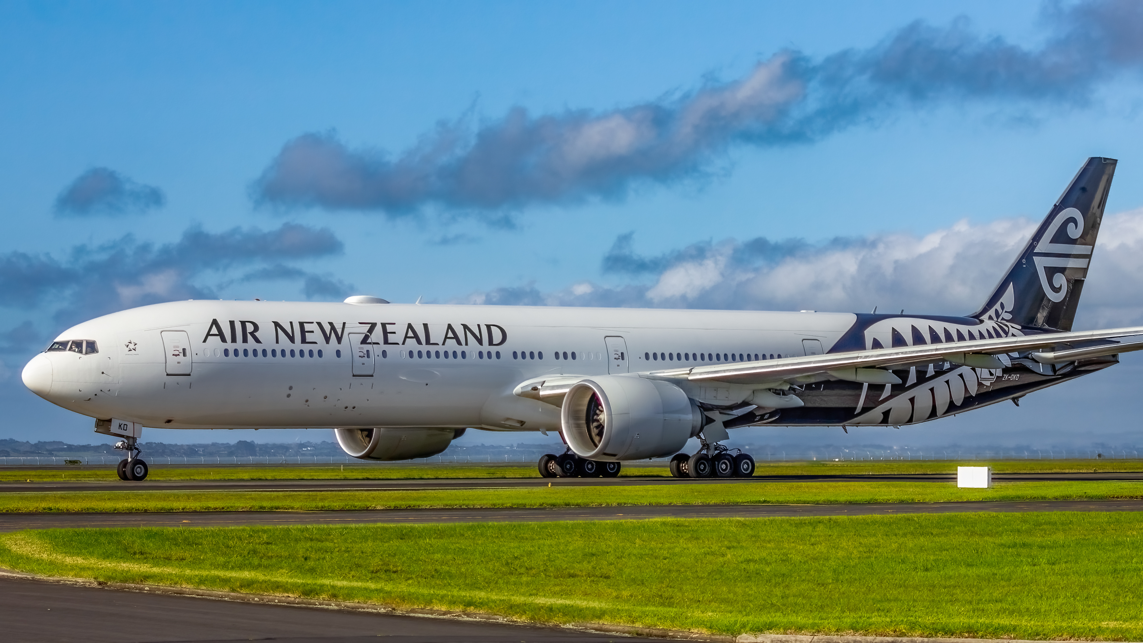 Full size: Air New Zealand Boeing 777-300ER ZK-OKO at Auckland International Airport