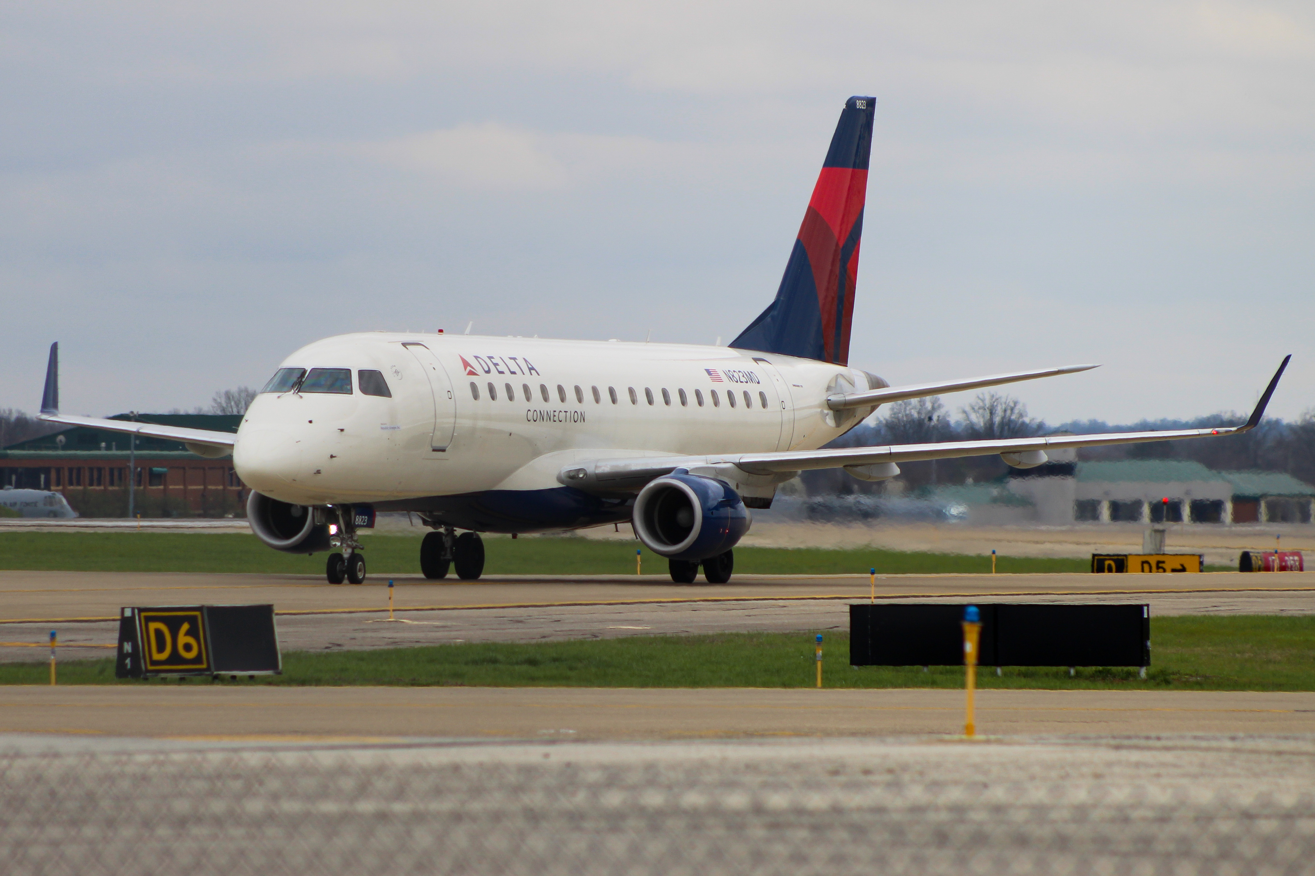 Full size: Delta Connection Embraer E170 N823MD at Louisville Muhammad Ali International Airport