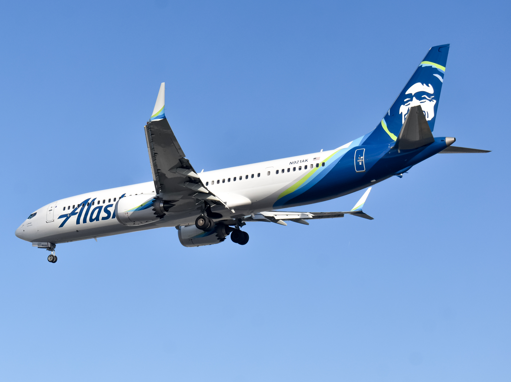 Full size: Alaska Airlines Boeing 737 MAX 9 N921AK at San Diego International Airport