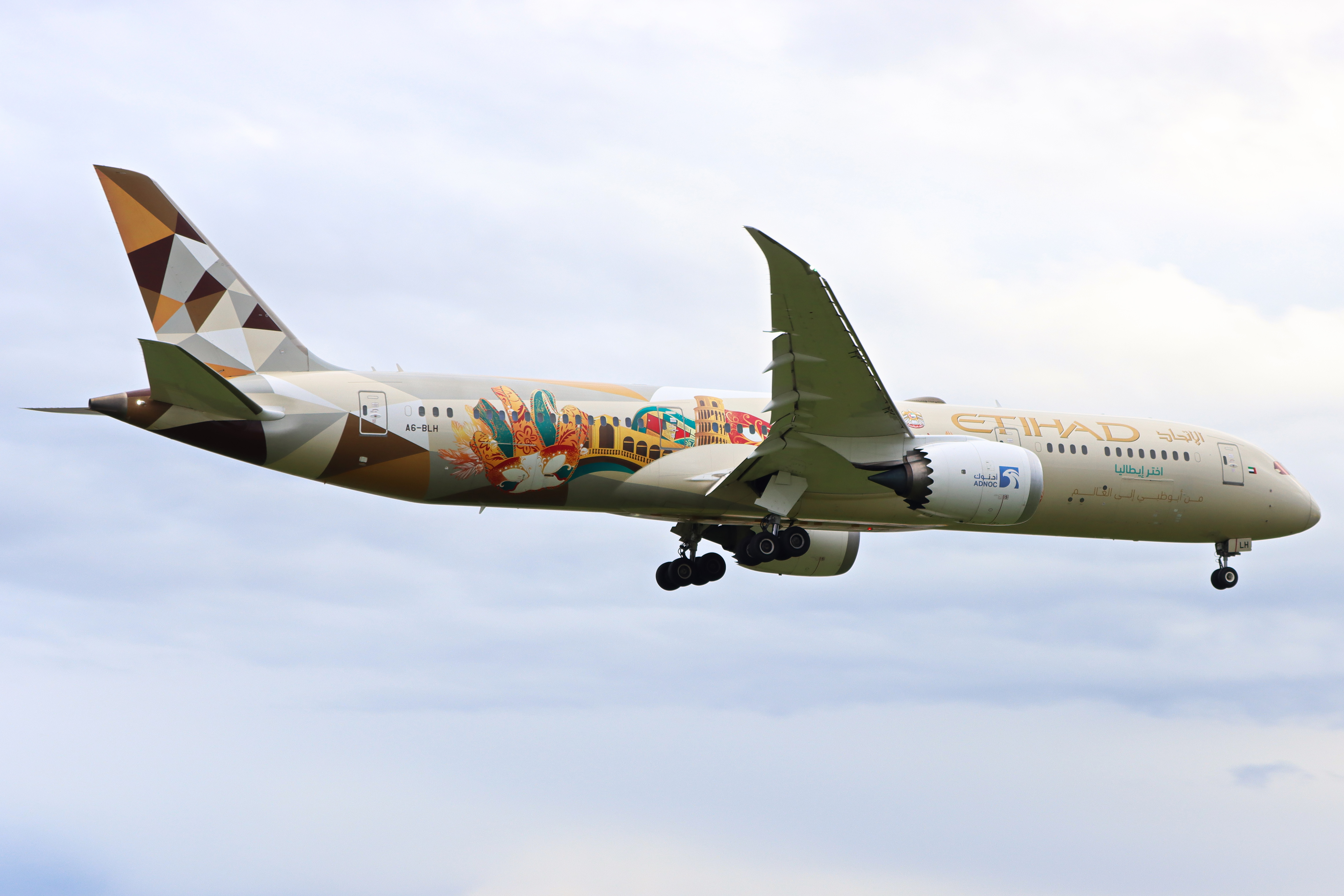 Full size: Etihad Airways Boeing 787-9 A6-BLH at London Heathrow International Airport