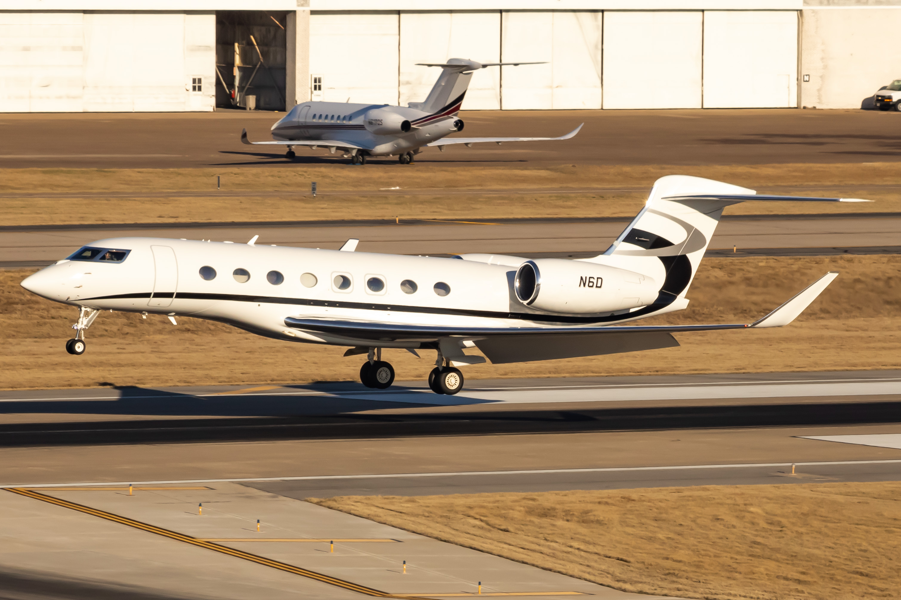 Full size: PRIVATE Gulfstream G650 N6D at Dallas Love Field Airport