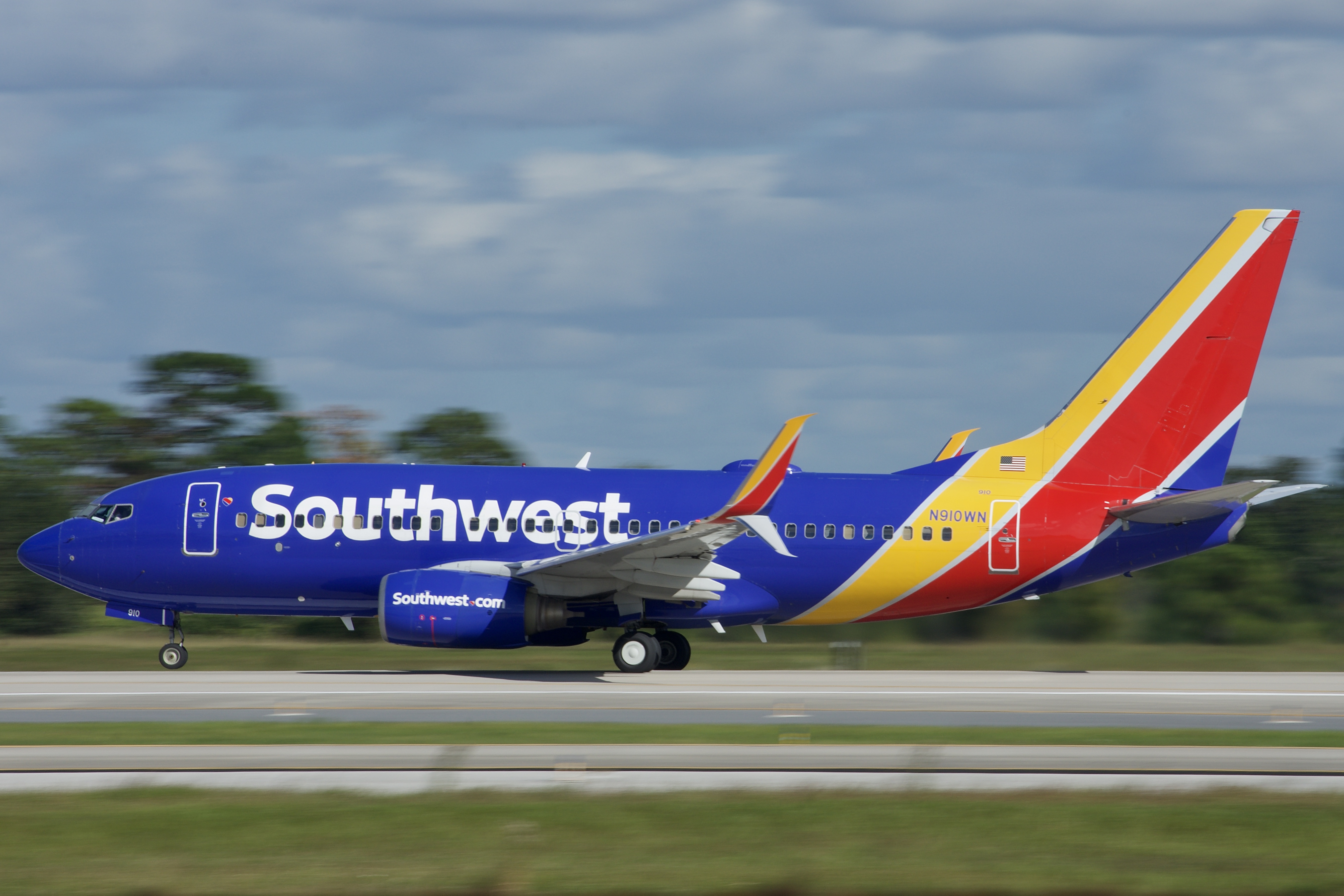 Full size: Southwest Airlines Boeing 737-700 N910WN at Orlando International Airport