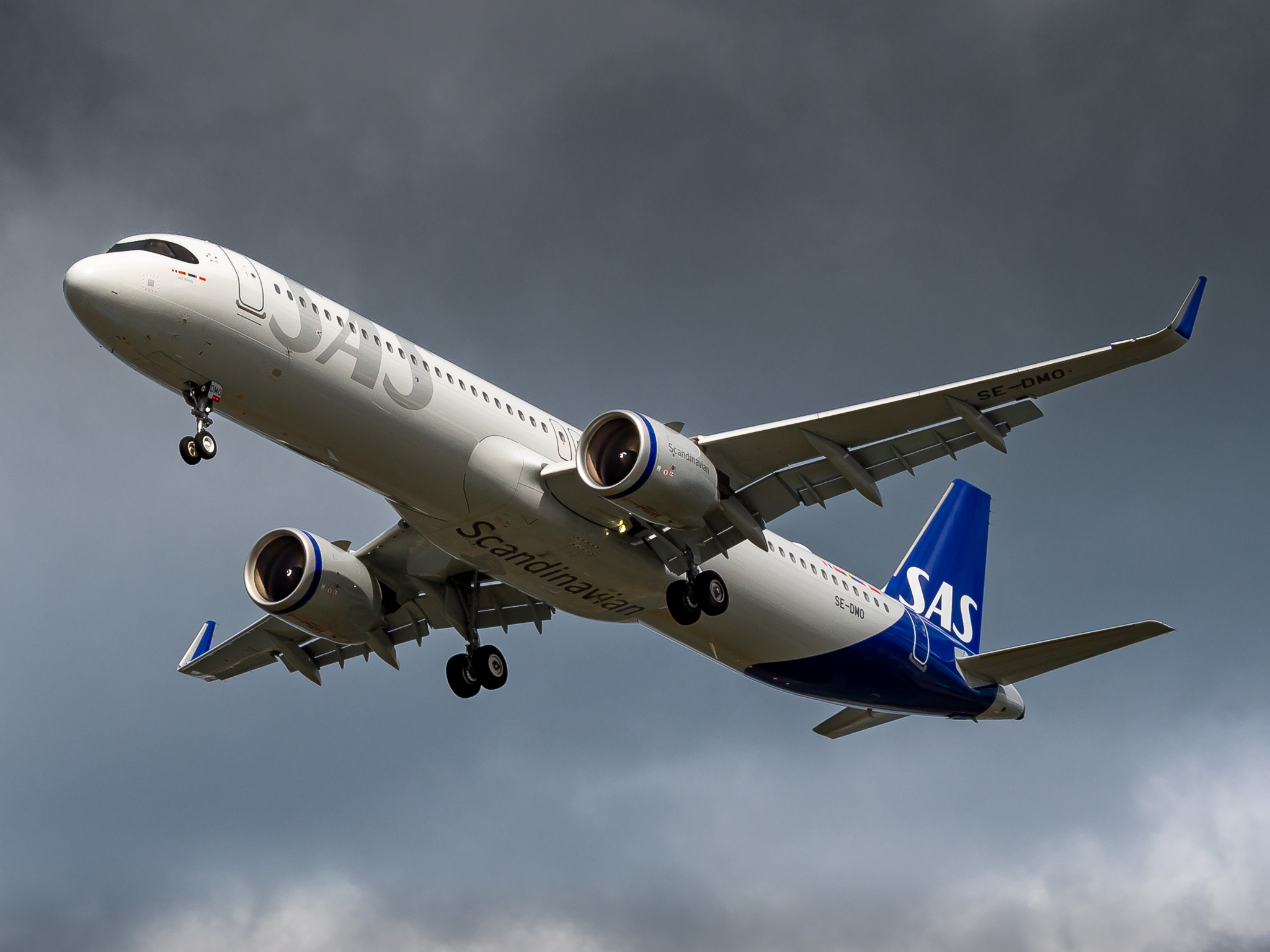 Full size: Scandinavian Airlines Airbus A321NEO SE-DMO at General Edward Lawrence Logan International Airport